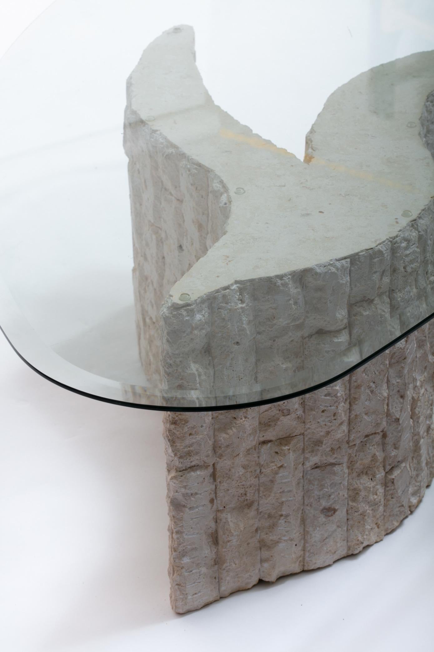 Table basse sculpturale en pierre fossile ivoire avec plateau en verre biomorphe, vers 1980 en vente 1