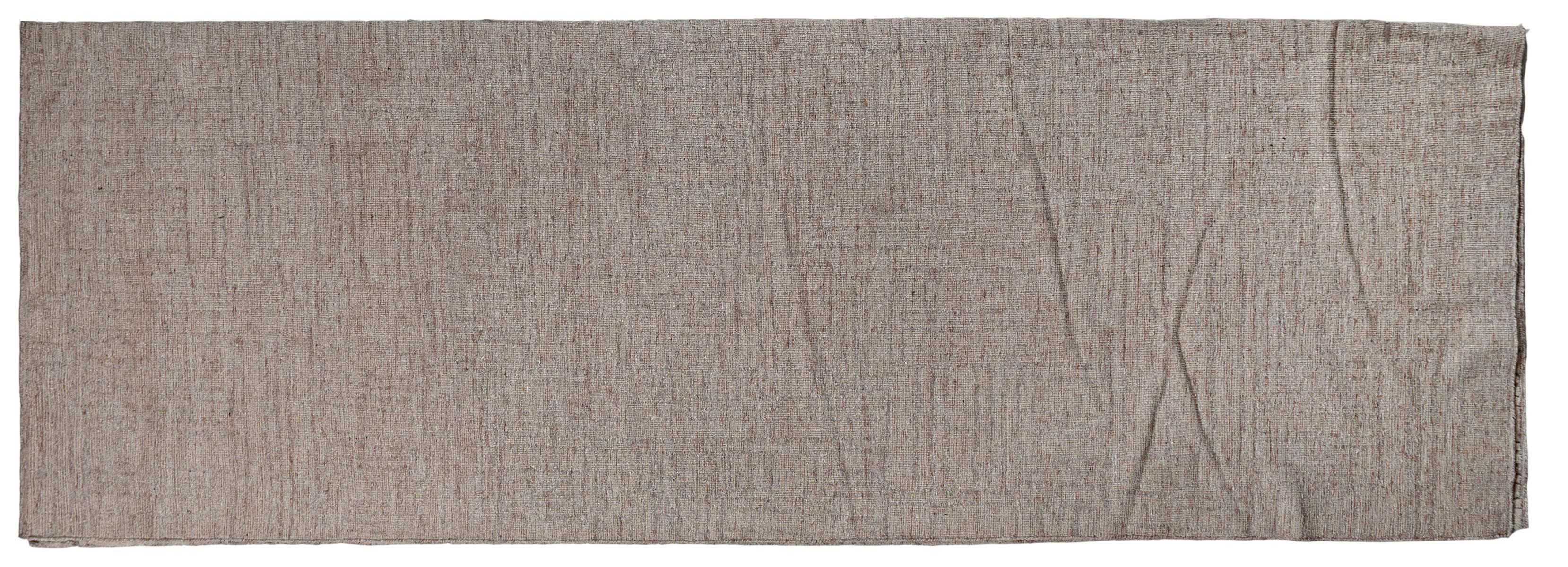 L'utilizzo creativo di fibre di lana tagliate e avvolte conferisce a questo tappeto un aspetto distinto e una sensazione invitante. realizzato a mano in India con materiali e tinture naturali.