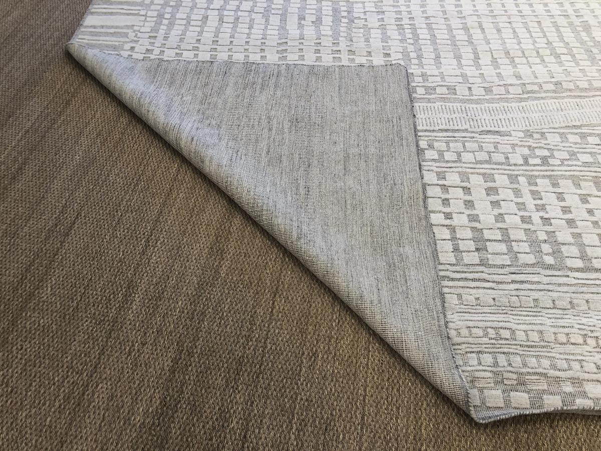 Ivory Geometric Cut and Loop Area Rug In New Condition For Sale In Los Angeles, CA