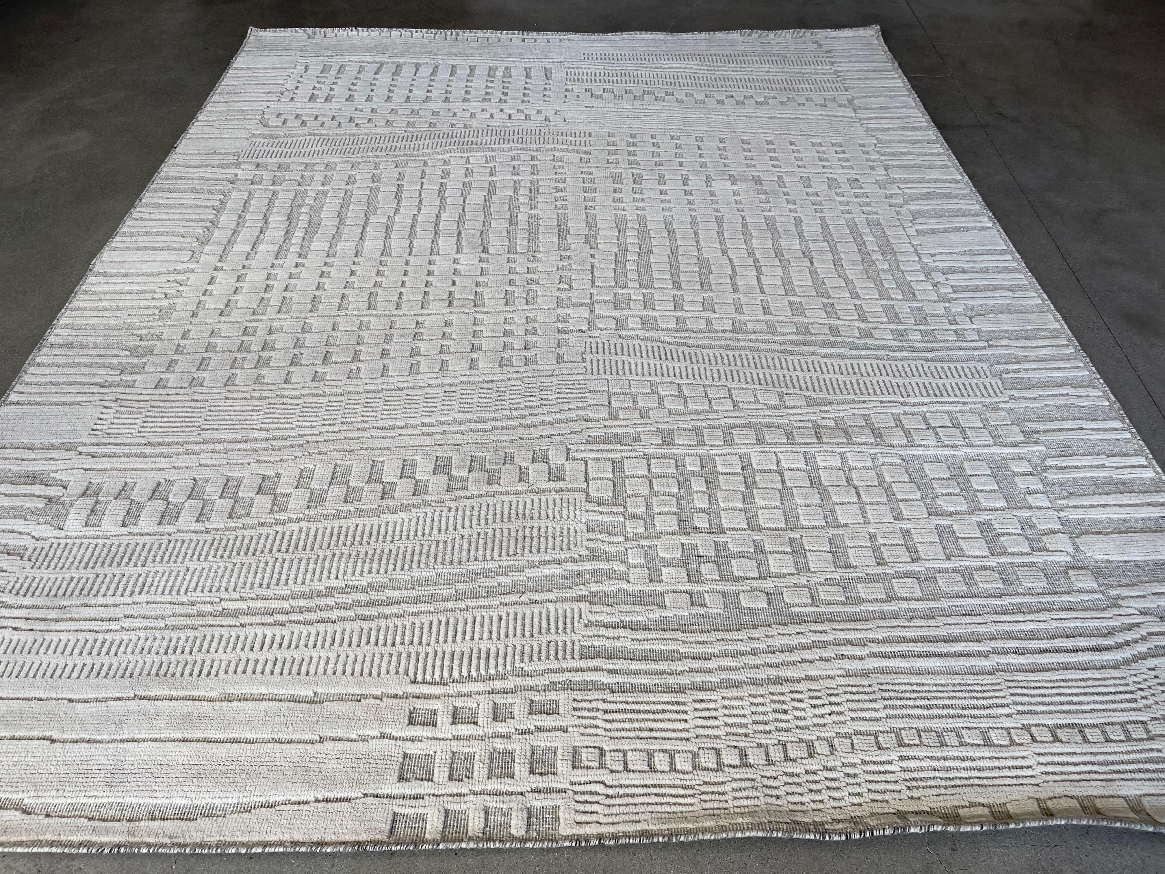 Ivory Geometric Cut and Loop Area Rug In New Condition For Sale In Los Angeles, CA
