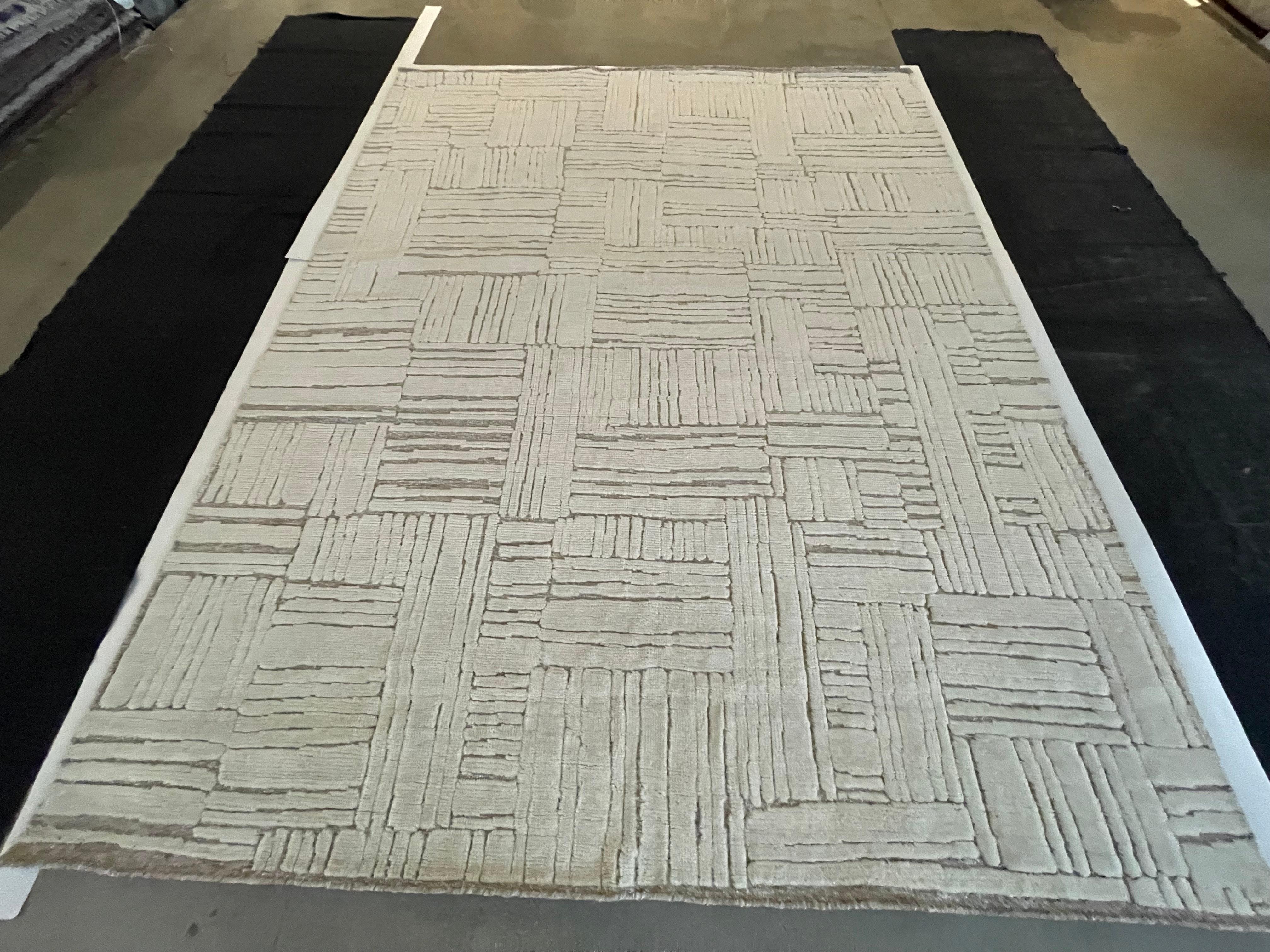 Ivory Geometric Cut and Loop Area Rug In New Condition For Sale In Los Angeles, CA