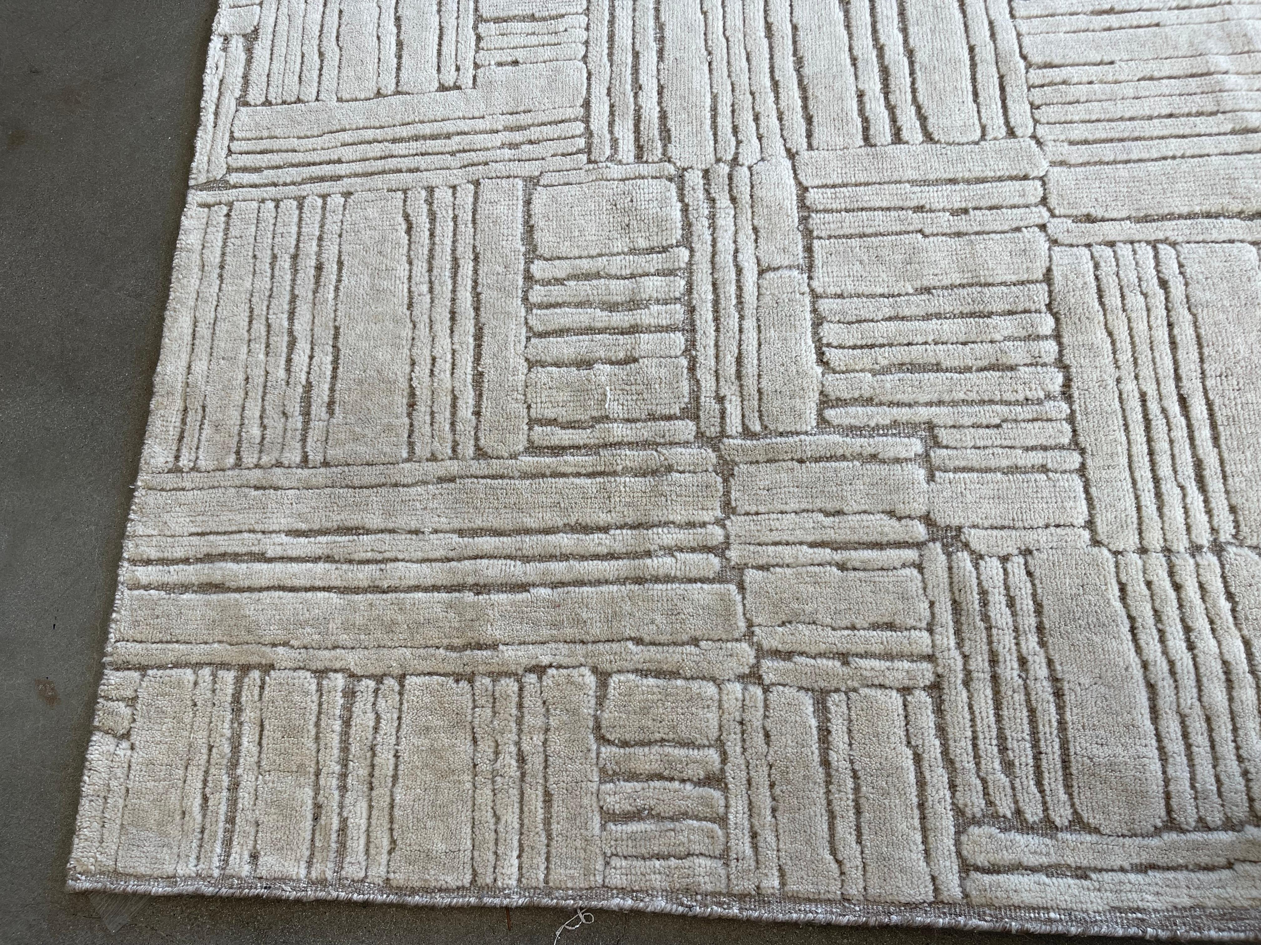 Ivory Geometric Cut and Loop Area Rug In New Condition In Los Angeles, CA