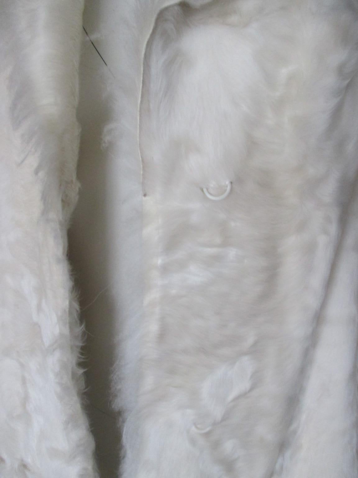   Ivory Goat Lamb Fur Coat Light weight In Good Condition For Sale In Amsterdam, NL