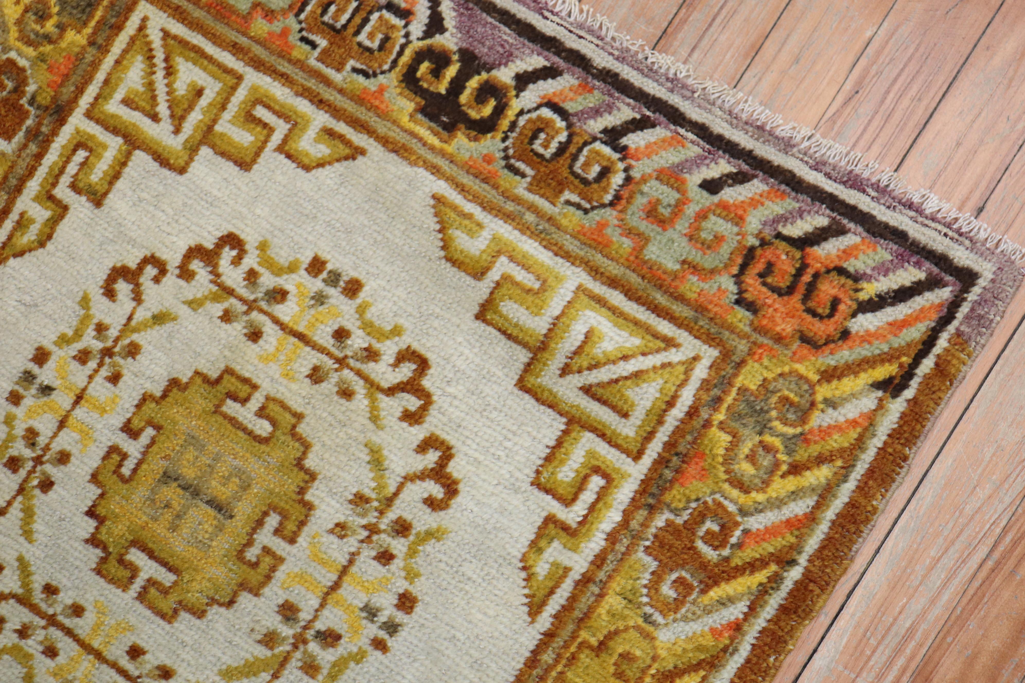 Tessuto a mano Tappeto a dispersione Khotan antico oro avorio in vendita