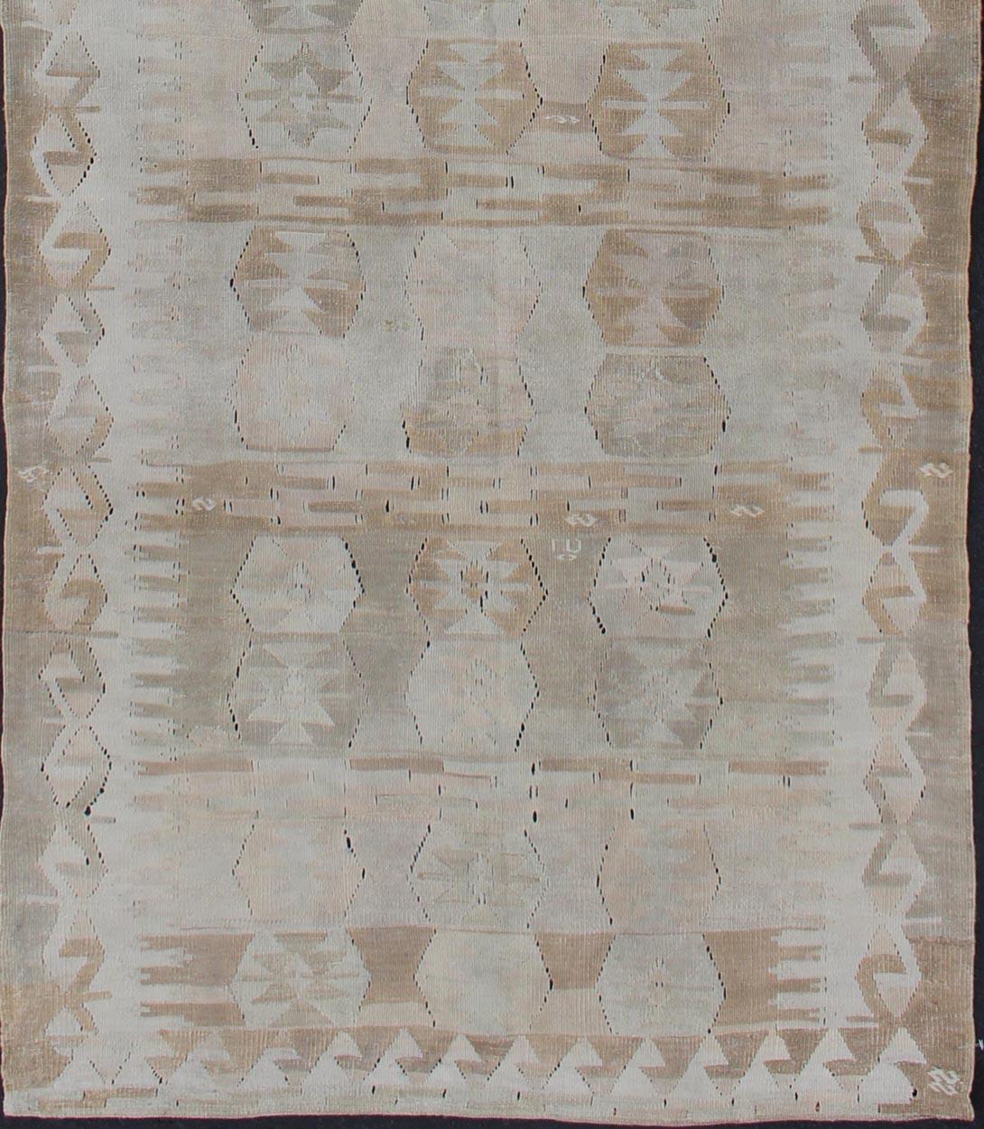 Tapis Kilim antique de Turquie aux couleurs neutres et sourdes, design géométrique, tissage plat, tapis en-359, pays d'origine / type : Turquie / Kilim, circa 1920

Doté d'un magnifique motif géométrique rendu dans des tons sourds, ce chemin de