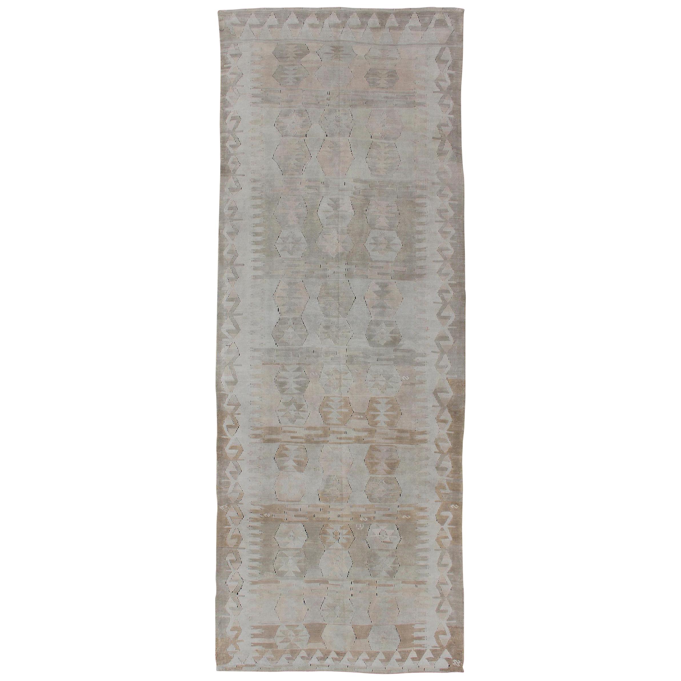 Antiker türkischer Flachgewebe-Galerie-Teppich aus Kelim in Elfenbein, Grau und Rosa