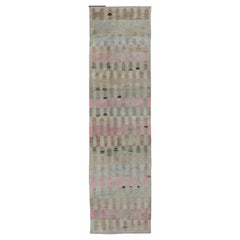 Tapis de couloir long vintage turc Kilim à tissage plat ivoire, gris, bleu et rose