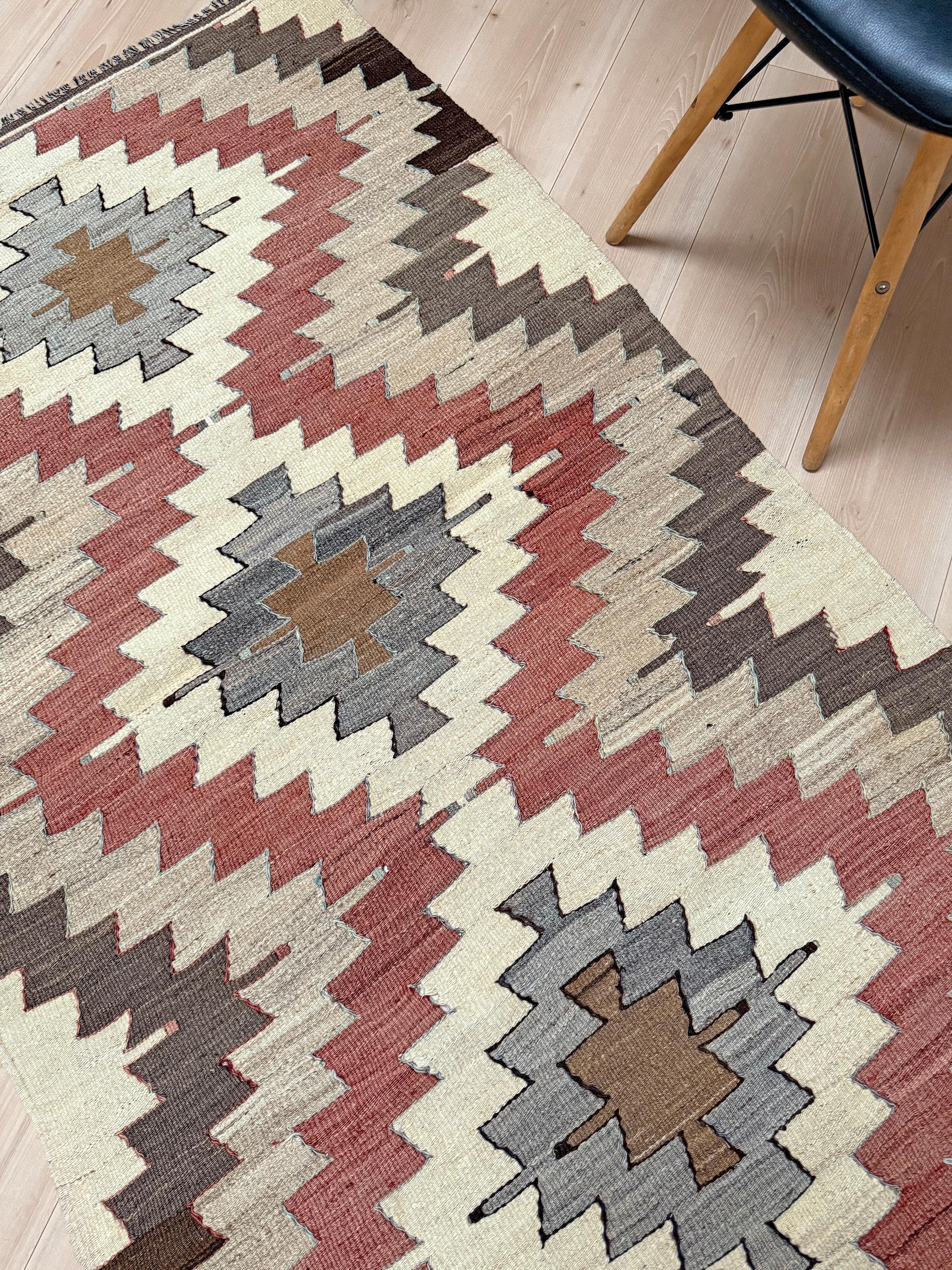 Fine XX secolo Kilim mut avorio e grigio - Tappeto tribale turco a tessitura piatta in stile Navajo (3'x6') in vendita