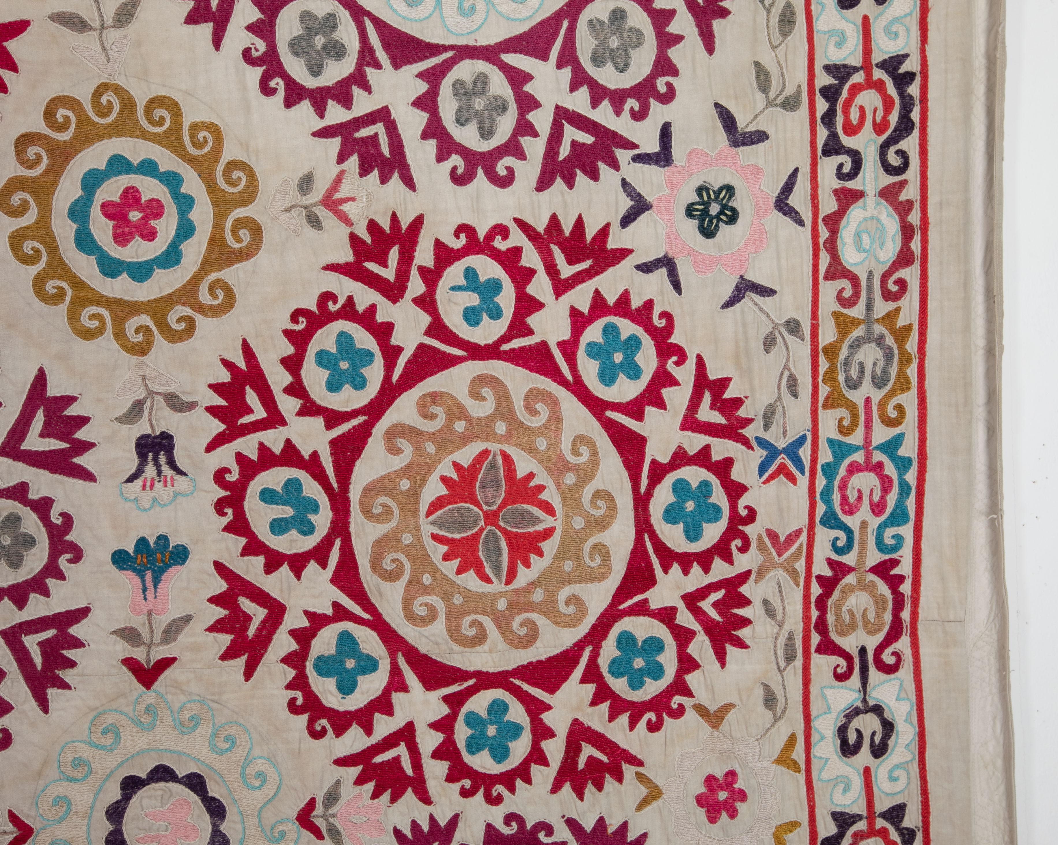 Suzani con fondo avorio dell'Uzbekistan, anni '70 In condizioni buone in vendita a Istanbul, TR