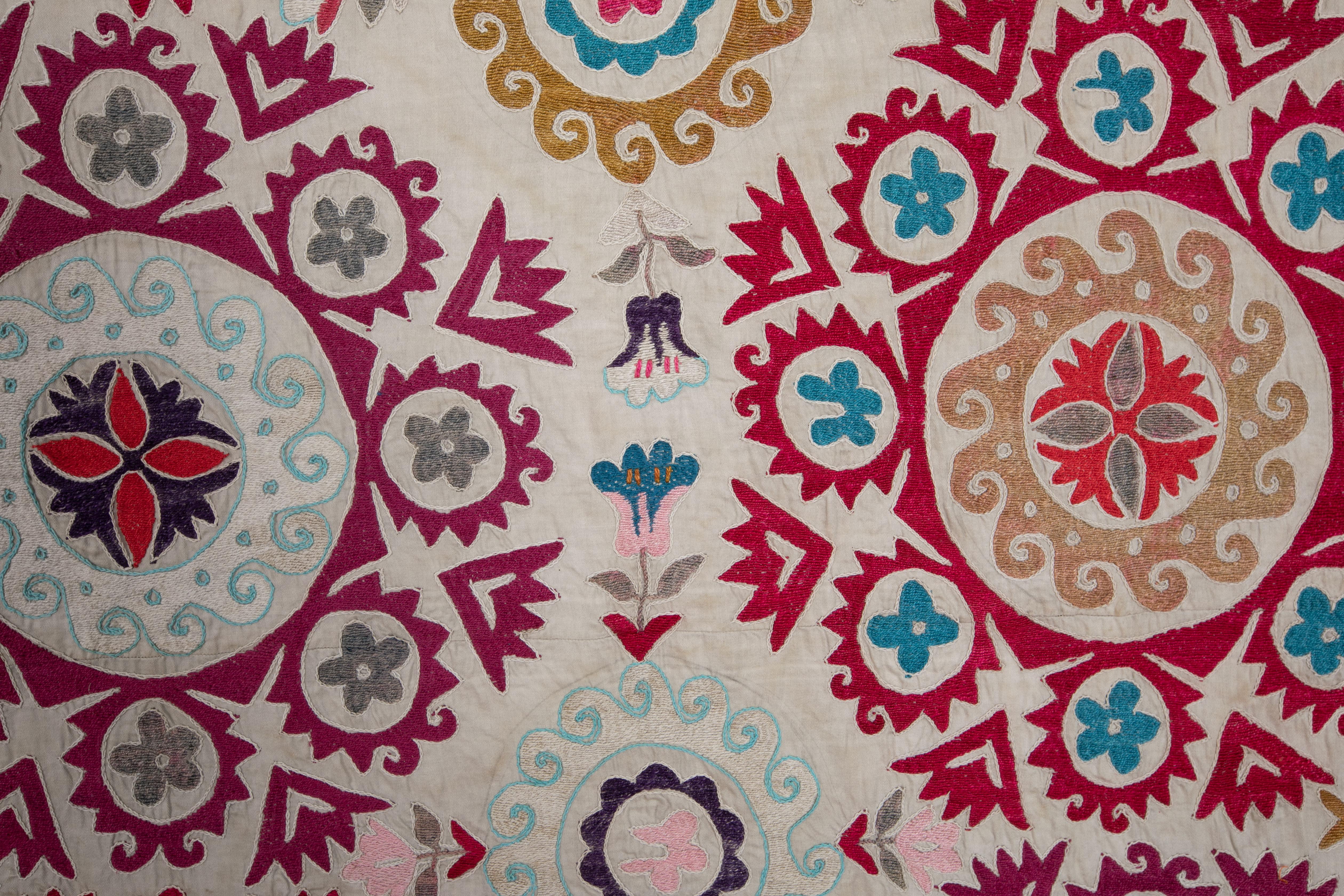 XX secolo Suzani con fondo avorio dell'Uzbekistan, anni '70 in vendita