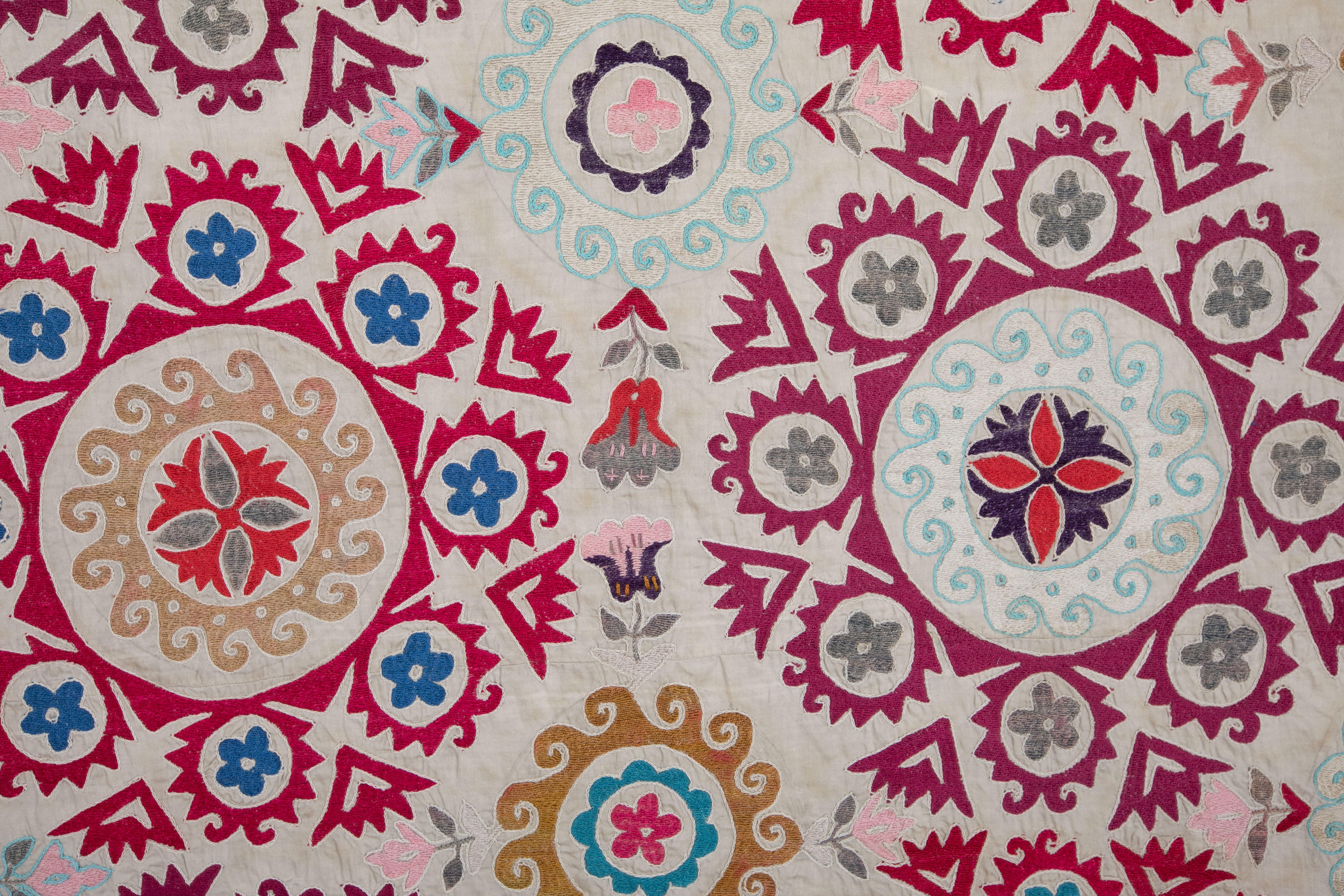 Cotone Suzani con fondo avorio dell'Uzbekistan, anni '70 in vendita