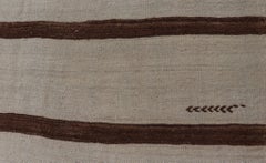 Alfombra Kilim Turca Vintage de Suelo Marfil con Diseño de Lana a Rayas Marrones