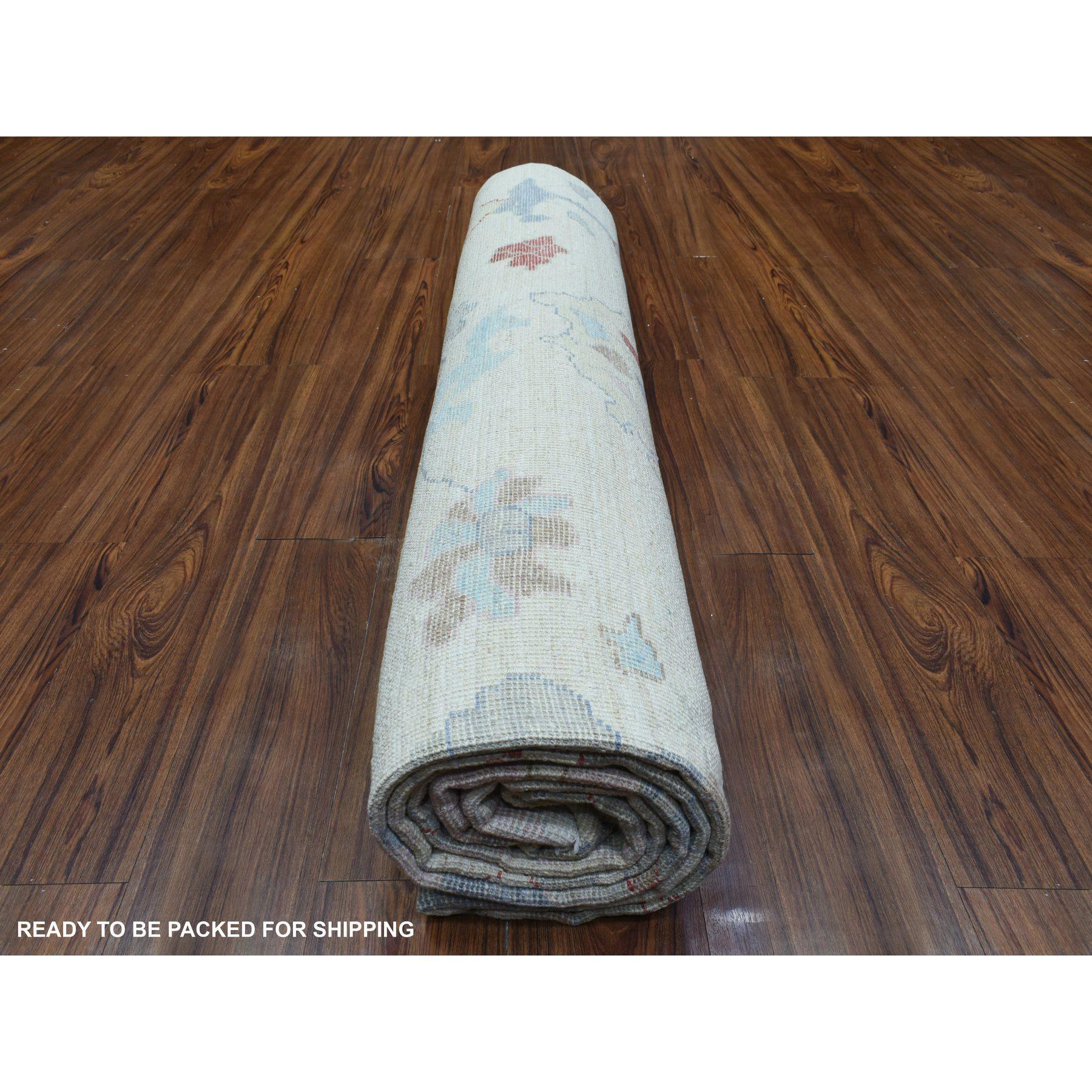 Tapis afghan Oushak ivoire noué à la main sans bordure en pure laine de 8'2