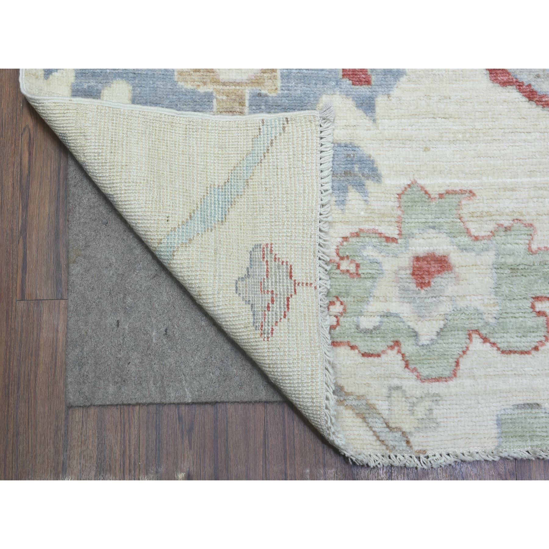 Tapis afghan Oushak ivoire noué à la main sans bordure en pure laine de 8'2