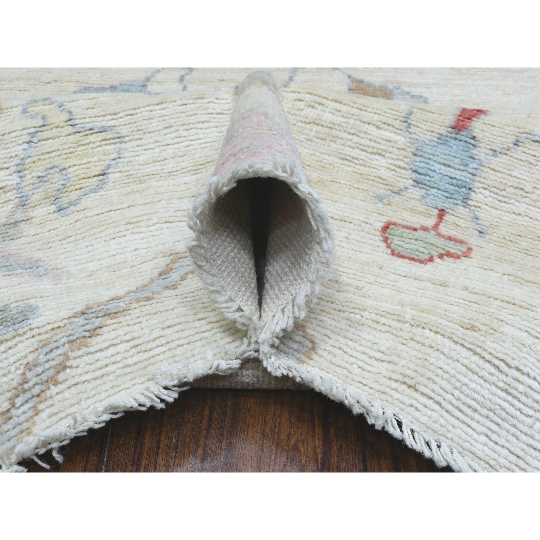 XXIe siècle et contemporain Tapis afghan Oushak ivoire noué à la main sans bordure en pure laine de 8'2