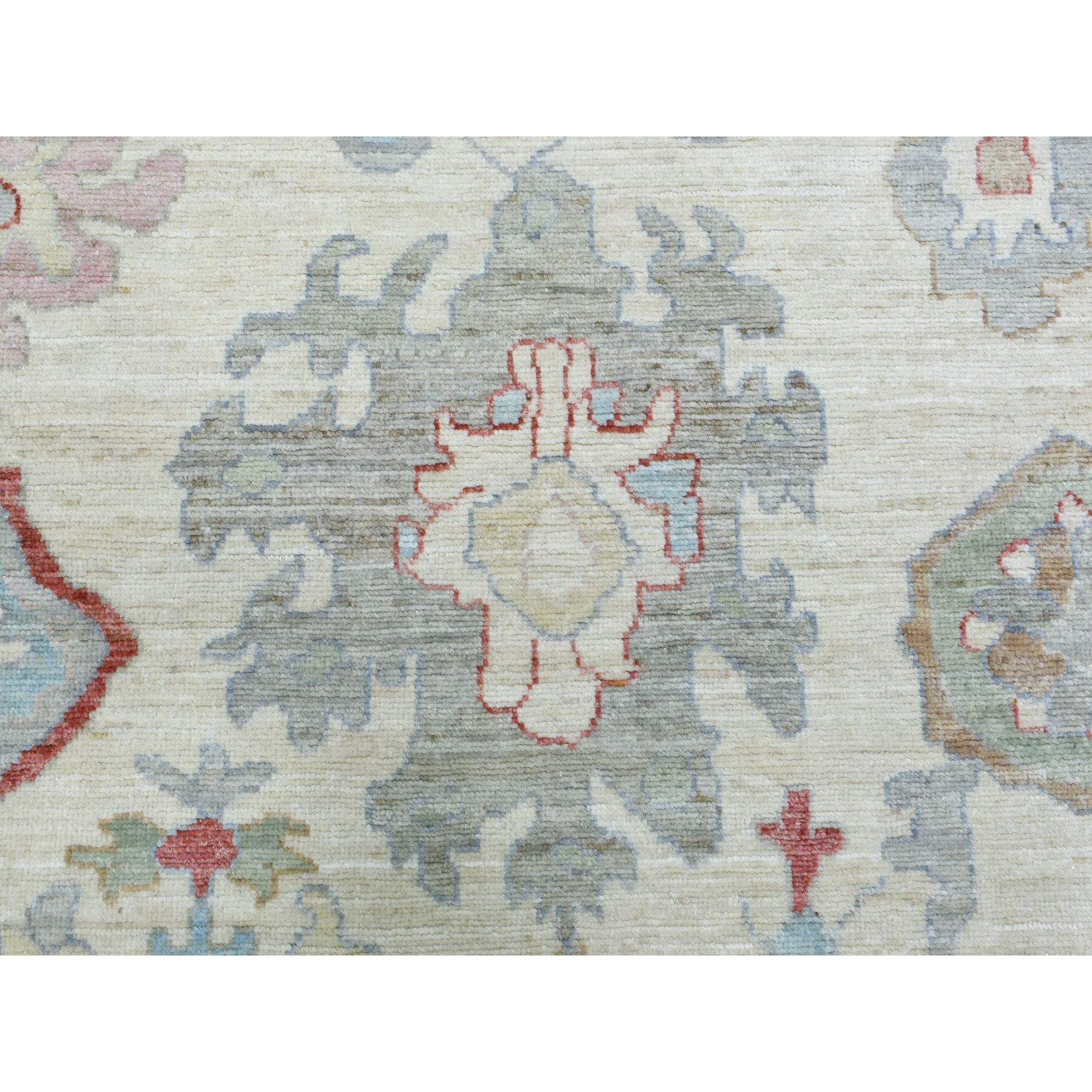 Tapis afghan Oushak ivoire noué à la main sans bordure en pure laine de 8'2