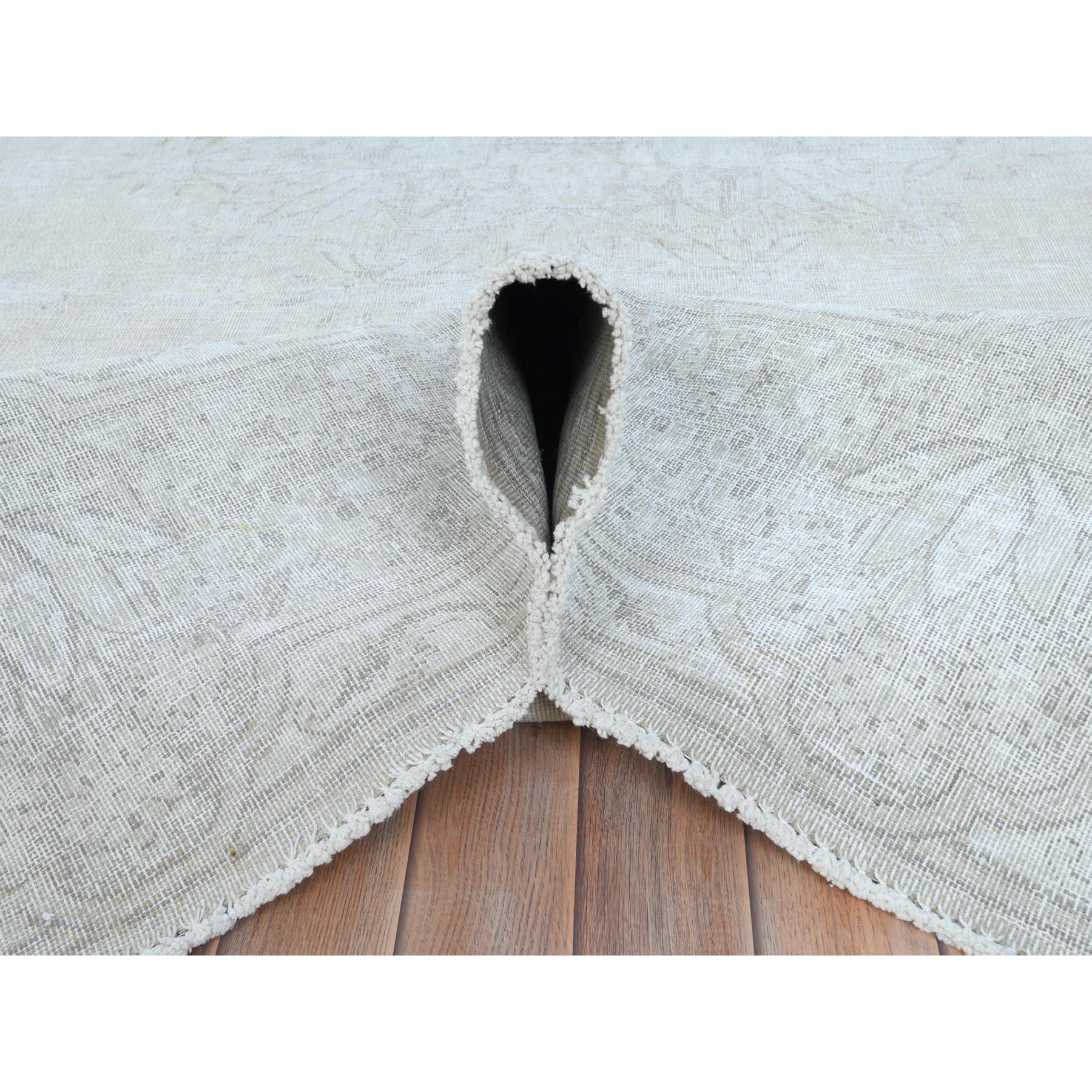 Tapis Kerman persan ancien en laine finement usée à l'aspect vieilli, noué à la main, ivoire Bon état - En vente à Carlstadt, NJ