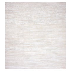 Tapis carré ivoire en soie nouée à la main et laine texturée ton sur ton Striae Design