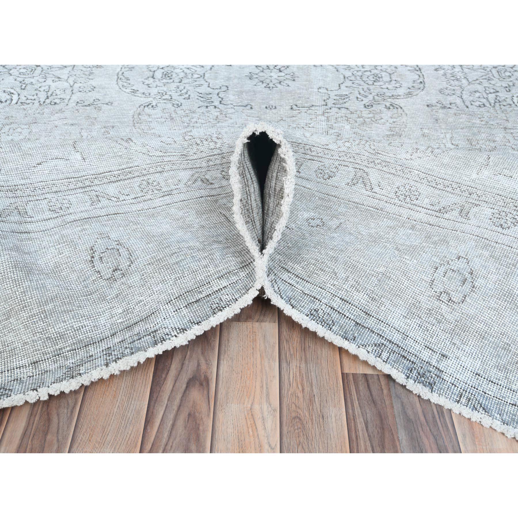 Handgeknüpfter, dünner Vintage-Wollteppich im Distressed-Look aus persischem Täbris in Elfenbein, handgeknüpft (Mitte des 20. Jahrhunderts) im Angebot