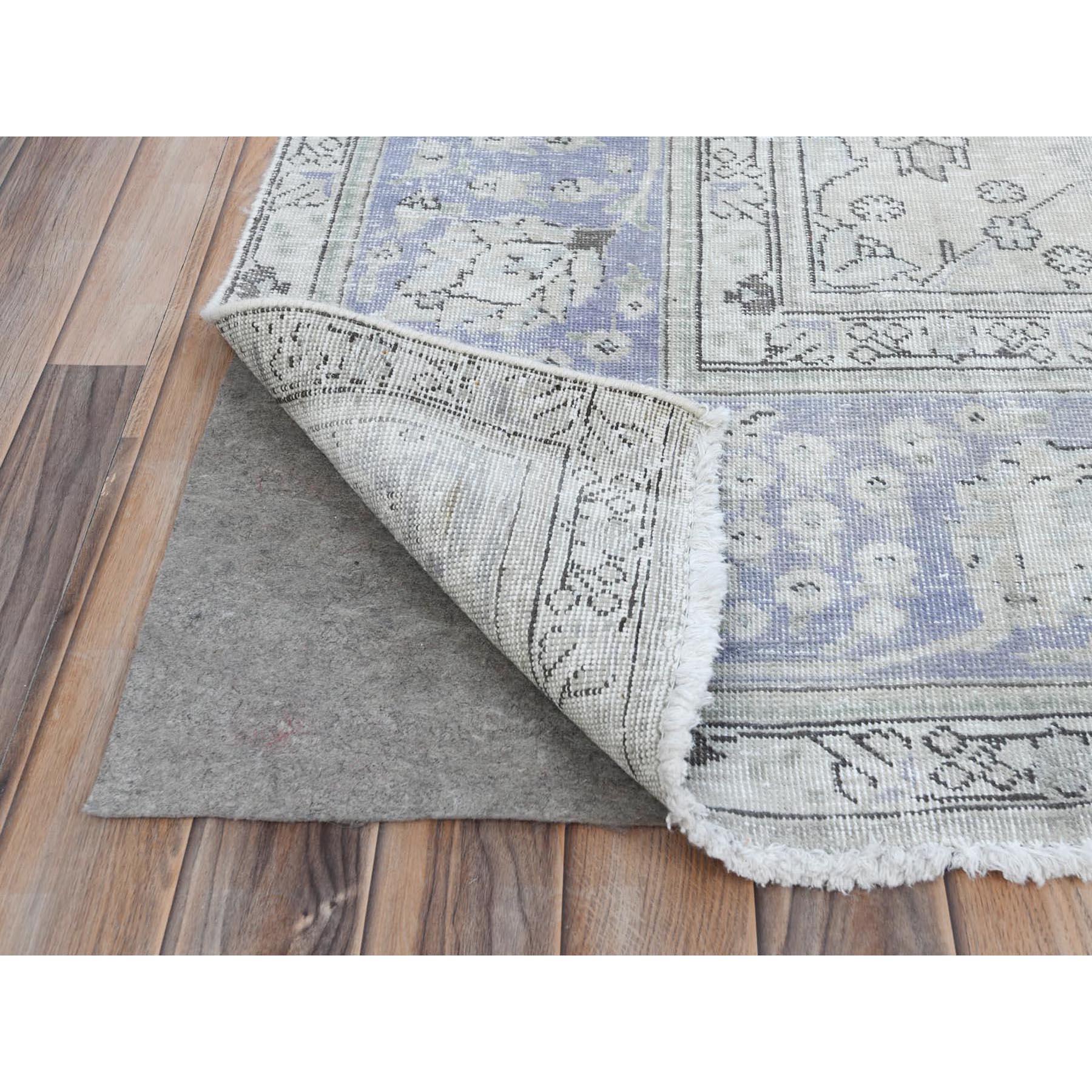 Elfenbein handgeknüpft Vintage Persisch Tabriz getragen Wolle Distressed Look Quadratische Teppich (Mitte des 20. Jahrhunderts) im Angebot