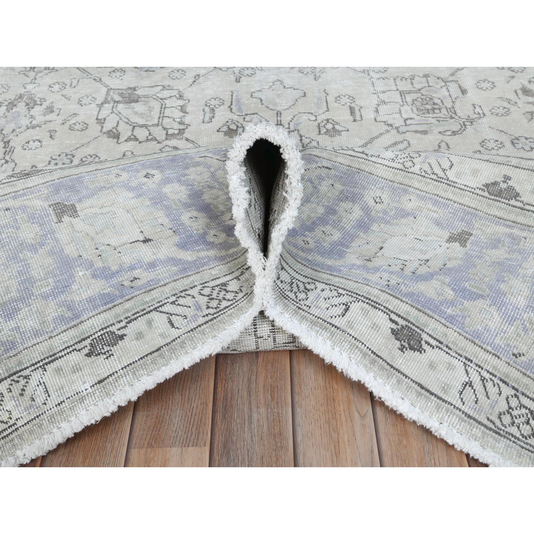 Elfenbein handgeknüpft Vintage Persisch Tabriz getragen Wolle Distressed Look Quadratische Teppich im Angebot 1