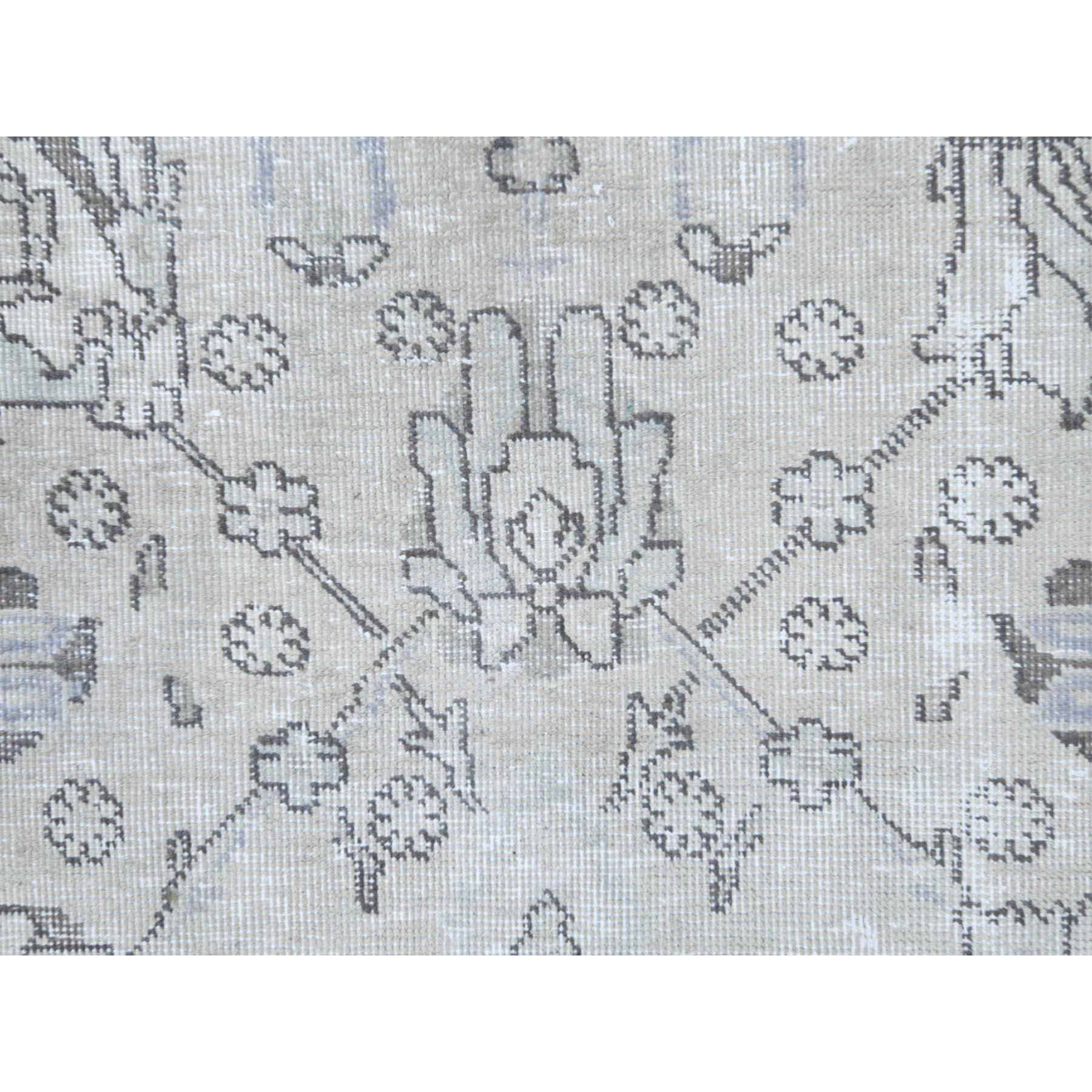 Elfenbein handgeknüpft Vintage Persisch Tabriz getragen Wolle Distressed Look Quadratische Teppich im Angebot 4