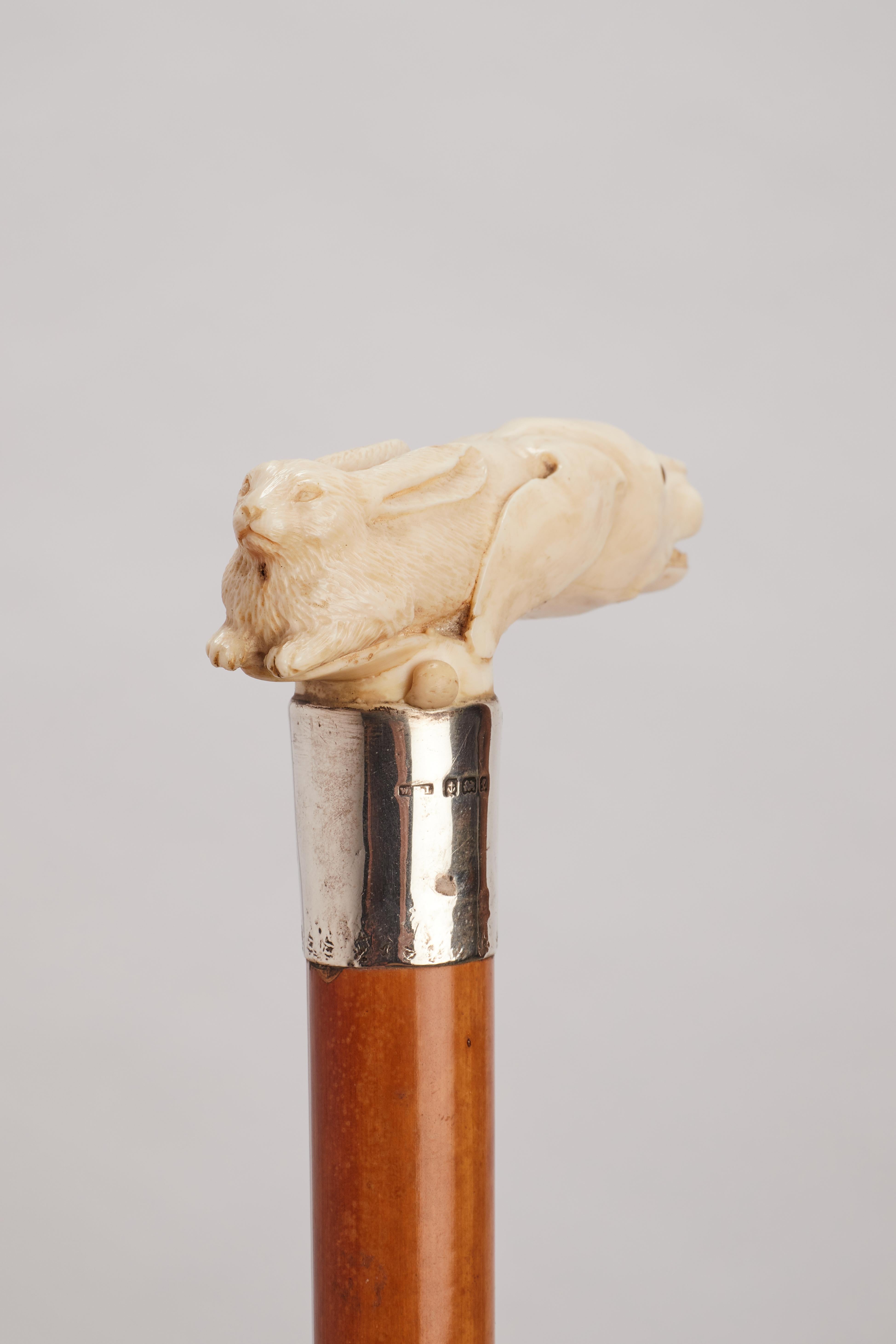 Ivory handle walking stick depicting a dog and a hare, UK 1890.  In Good Condition For Sale In Milan, IT