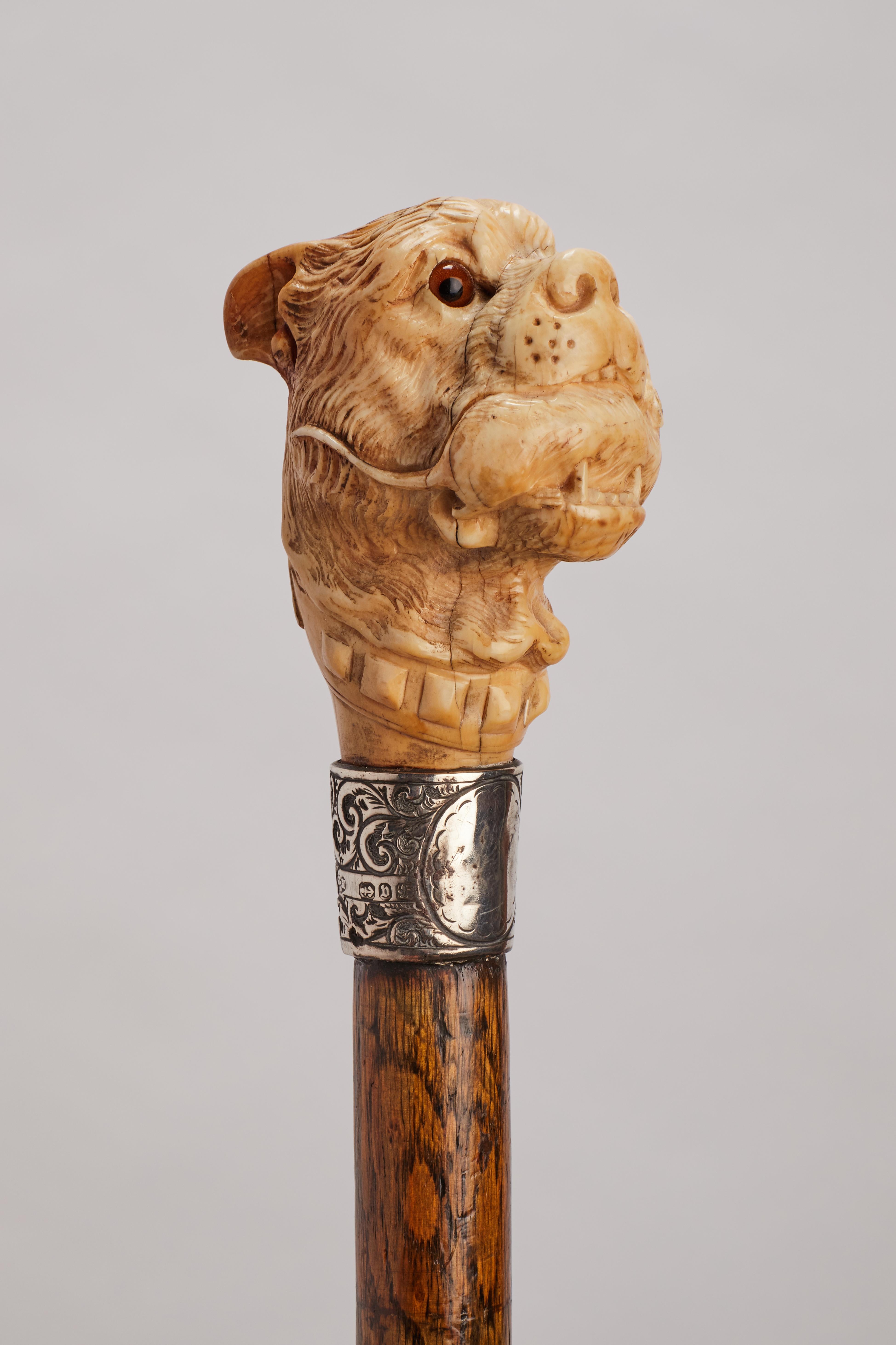 British Ivory handle walking stick depicting a dog’s head and a mouse. England 1890.  For Sale