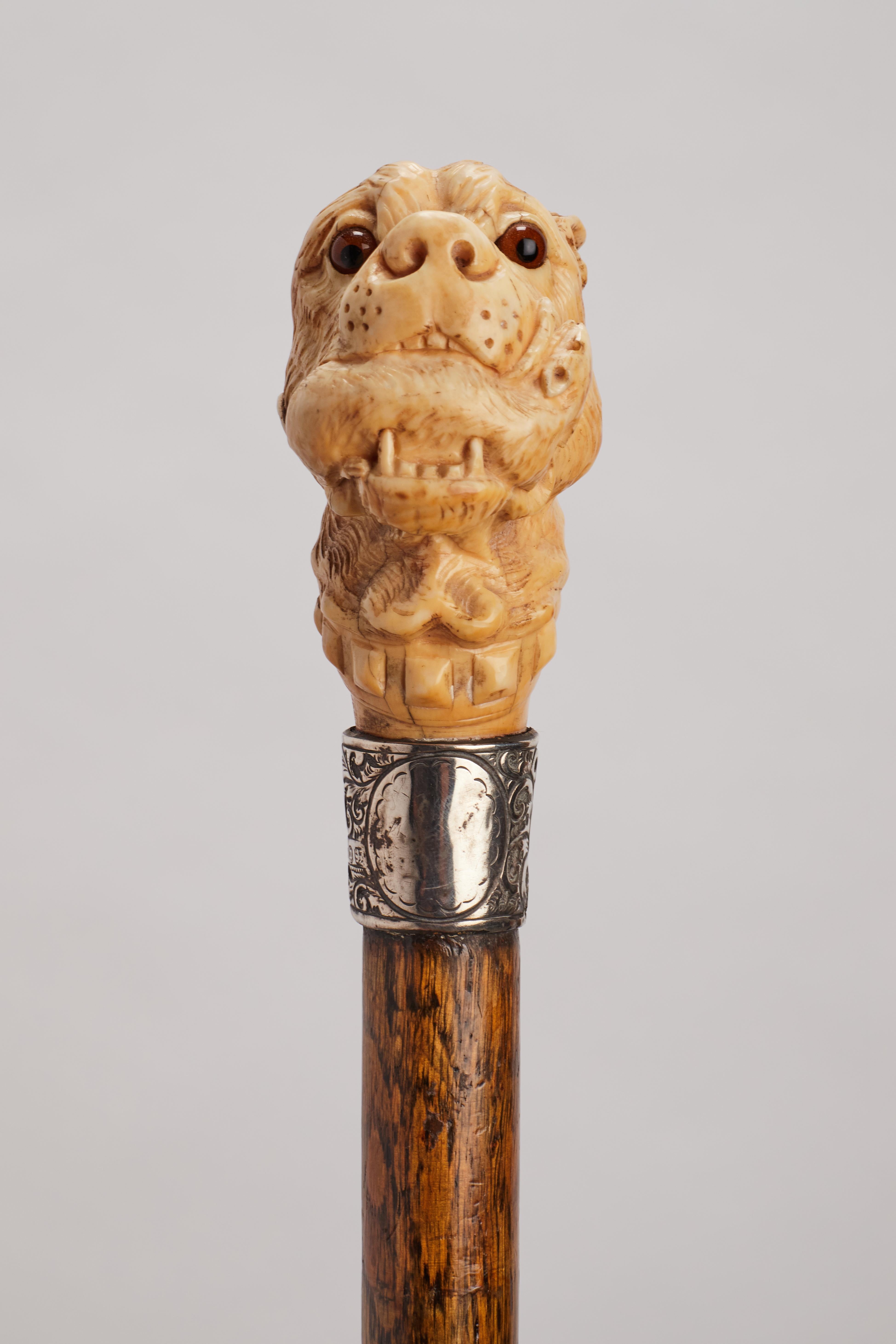 Ivory handle walking stick depicting a dog’s head and a mouse. England 1890.  In Good Condition For Sale In Milan, IT