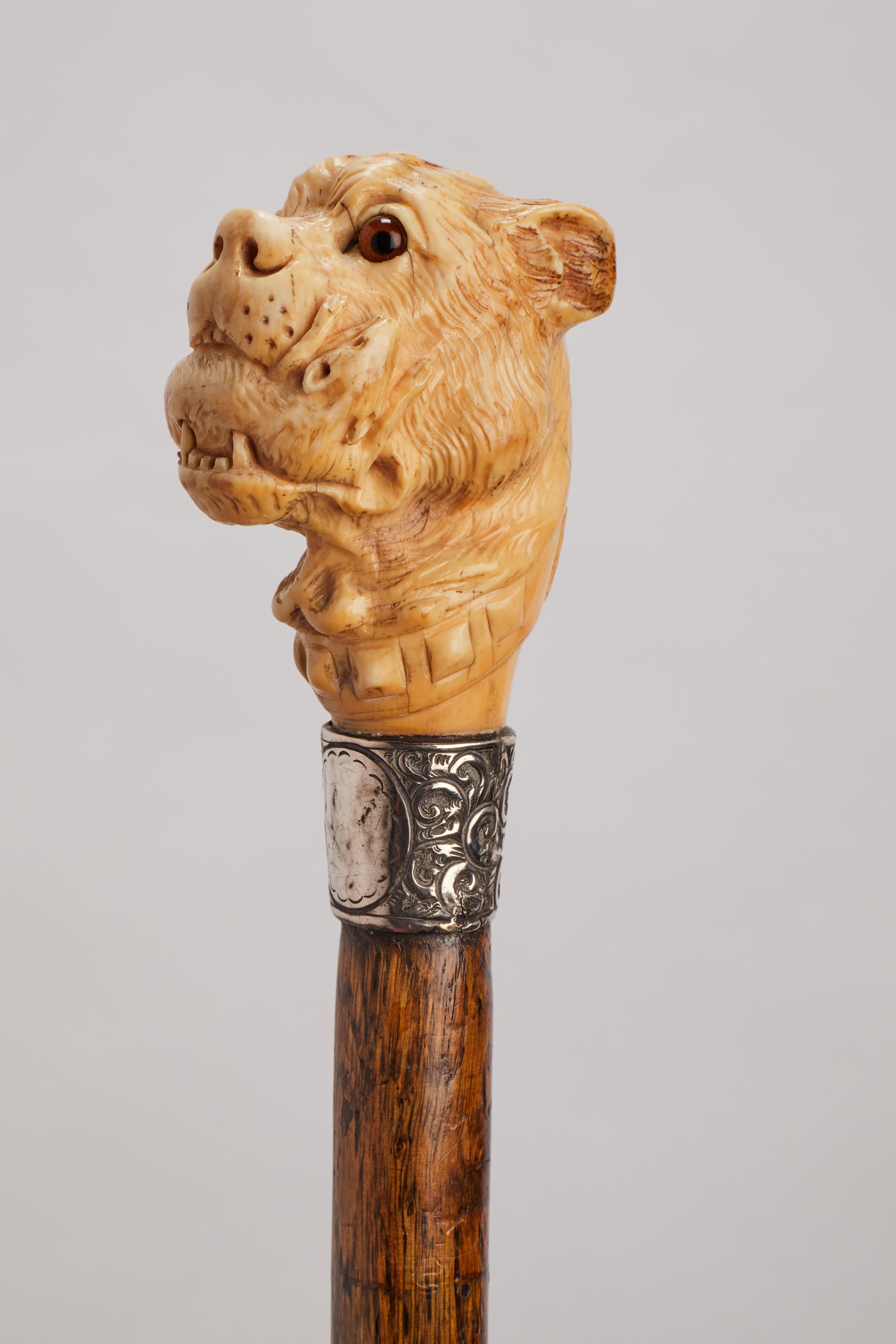 XIXe siècle Canne en ivoire représentant une tête de chien et une souris. Angleterre 1890.  en vente