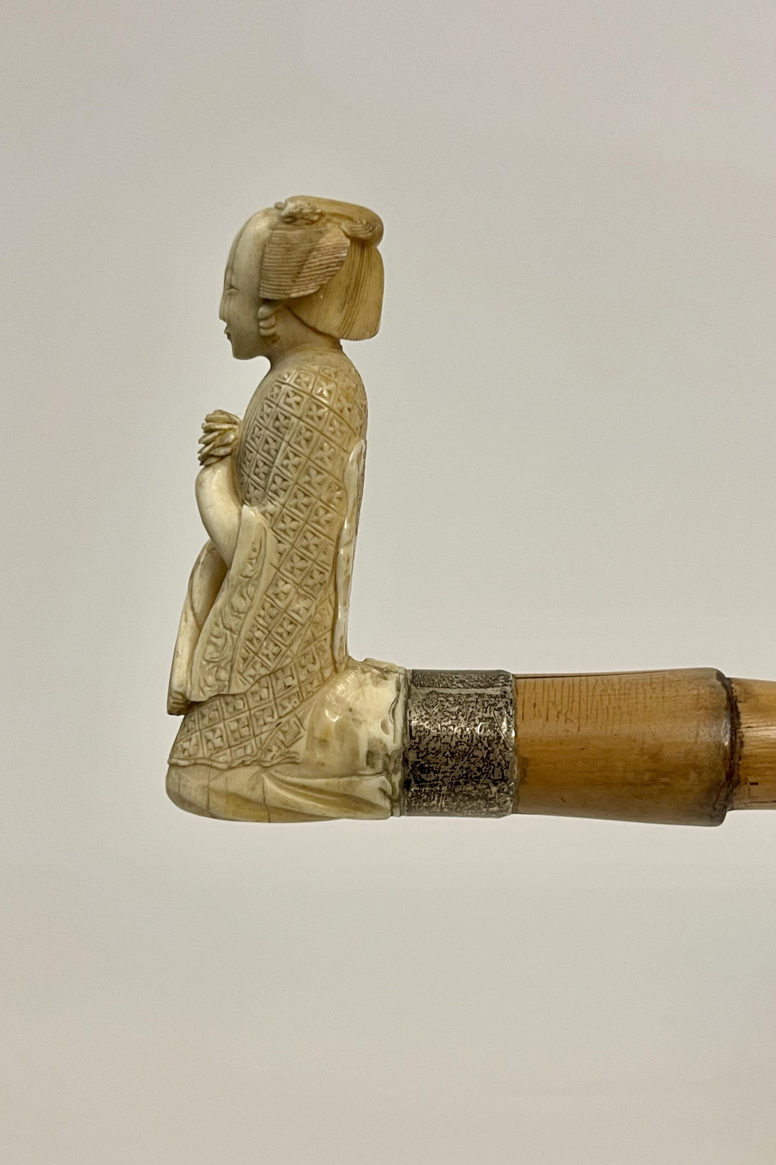 XX secolo Bastone da passeggio con manico in avorio raffigurante una donna giapponese inginocchiata, Europa 1900. in vendita
