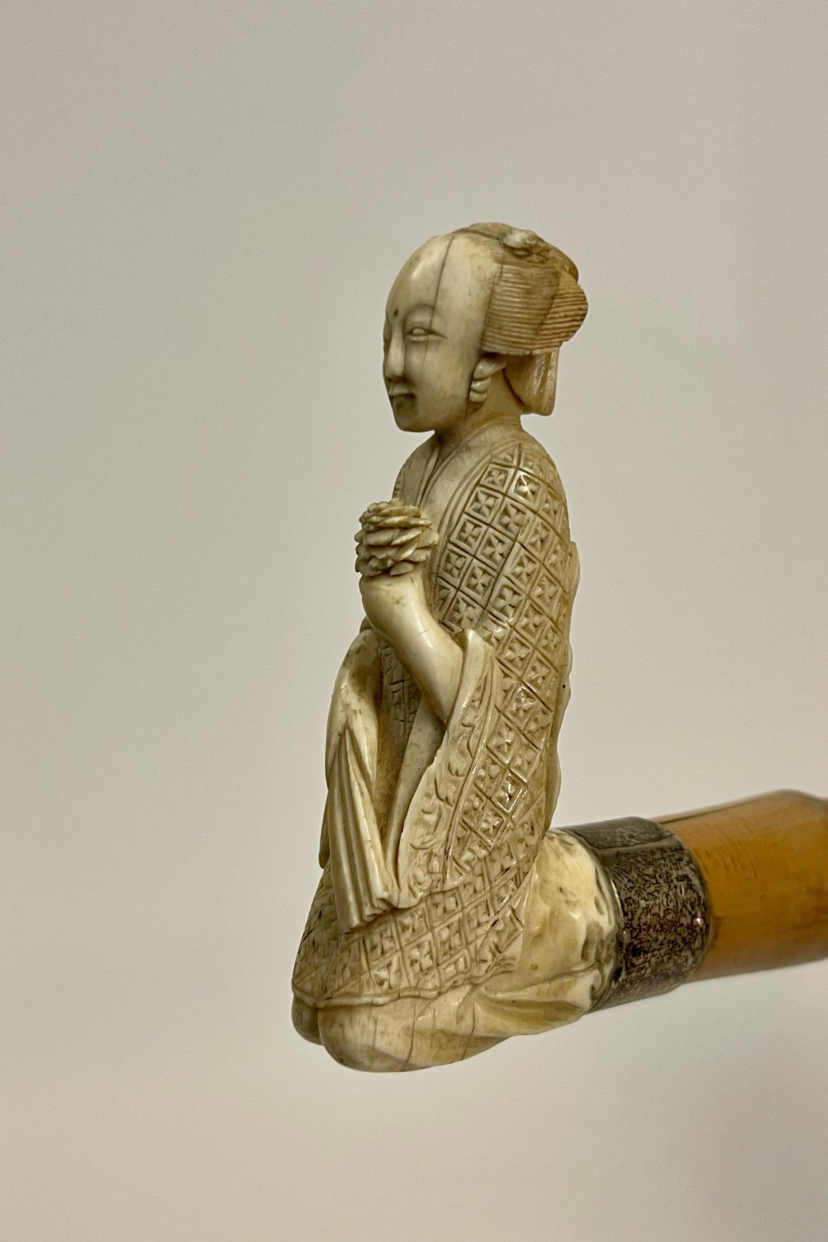Metallo Bastone da passeggio con manico in avorio raffigurante una donna giapponese inginocchiata, Europa 1900. in vendita