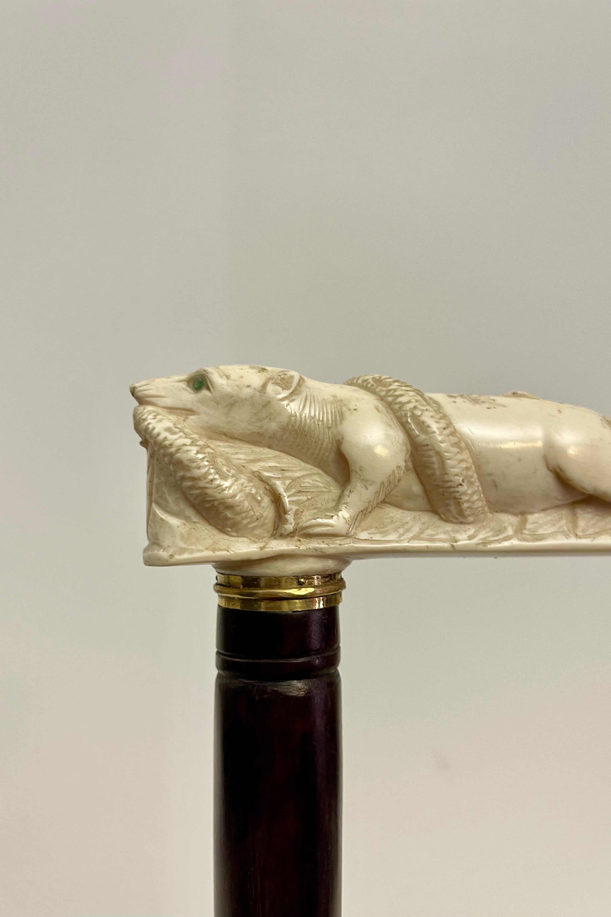 Bastone da passeggio con manico in avorio raffigurante un'oca con un serpente, Francia 1880. in vendita 6