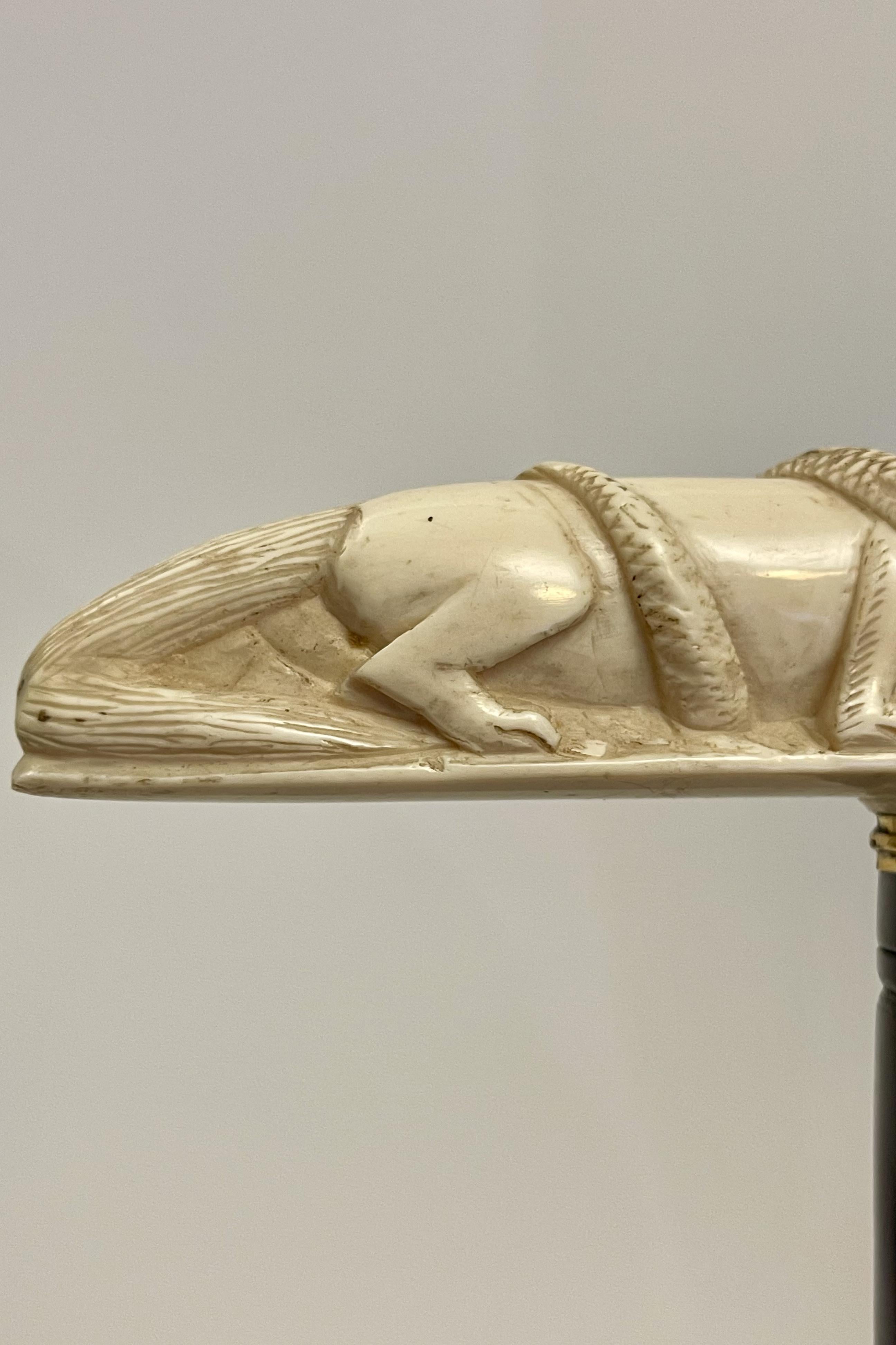Bastone da passeggio con manico in avorio raffigurante un'oca con un serpente, Francia 1880. in vendita 9