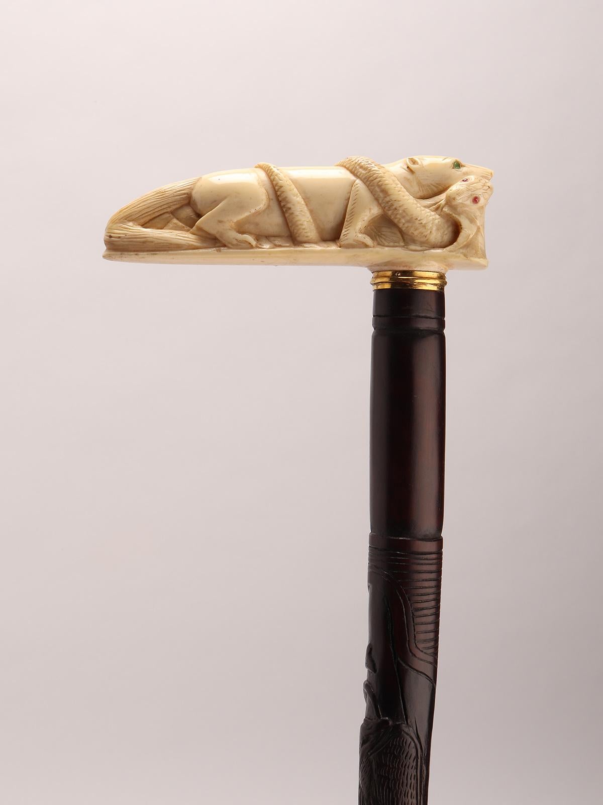 Francese Bastone da passeggio con manico in avorio raffigurante un'oca con un serpente, Francia 1880. in vendita