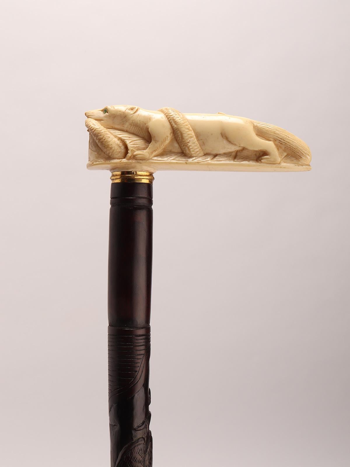 Bastone da passeggio con manico in avorio raffigurante un'oca con un serpente, Francia 1880. In condizioni buone in vendita a Milan, IT