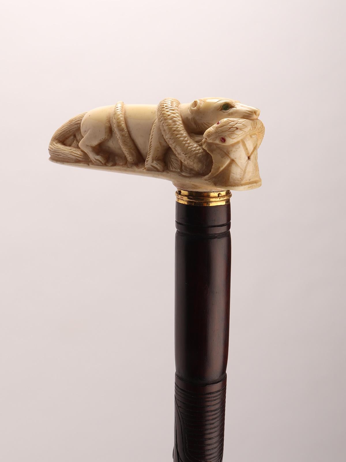 XIX secolo Bastone da passeggio con manico in avorio raffigurante un'oca con un serpente, Francia 1880. in vendita