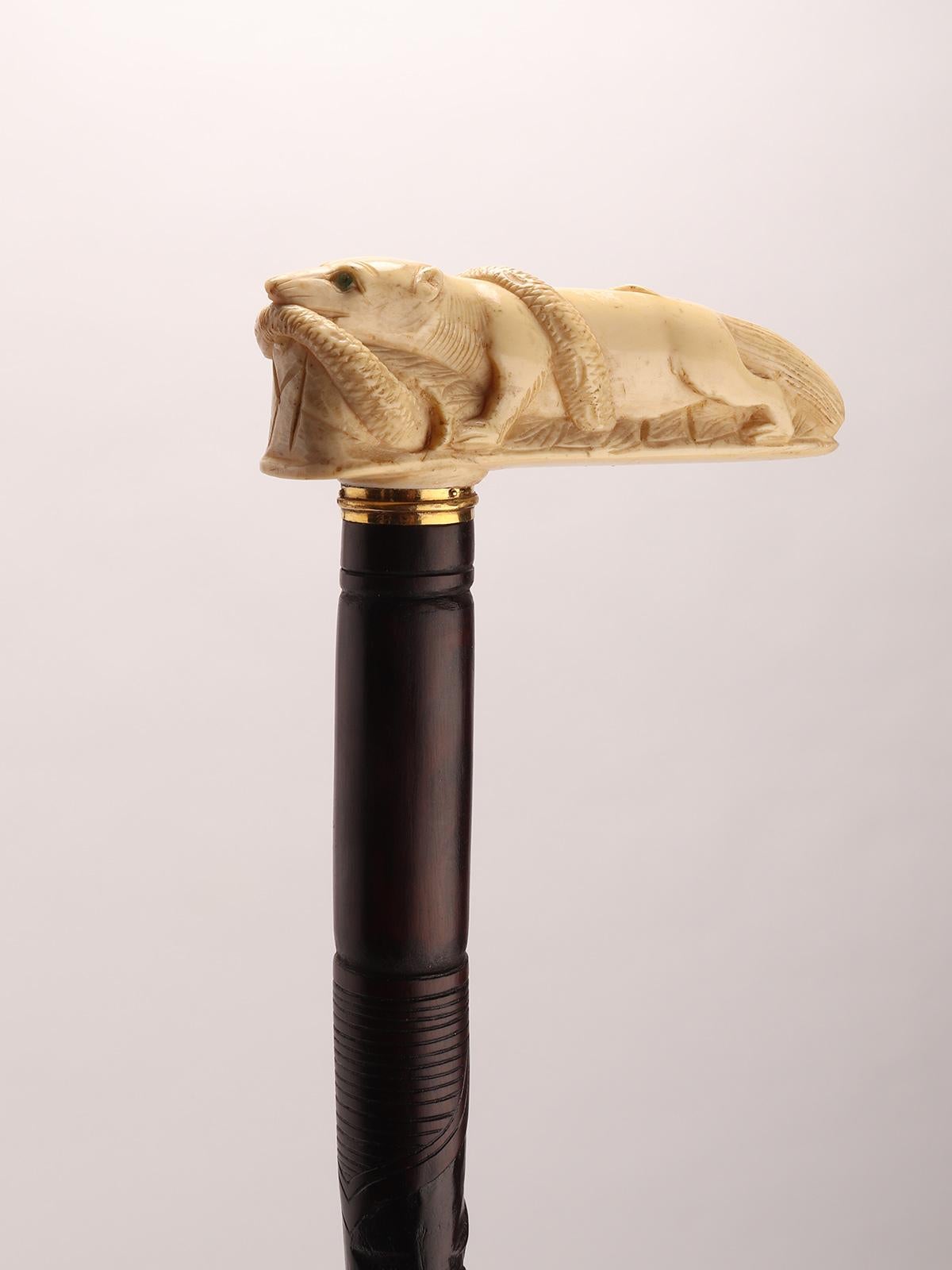Oro Bastone da passeggio con manico in avorio raffigurante un'oca con un serpente, Francia 1880. in vendita