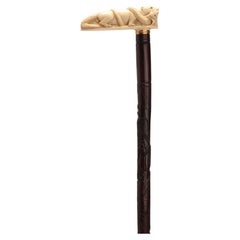 Bastone da passeggio con manico in avorio raffigurante un'oca con un serpente, Francia 1880.