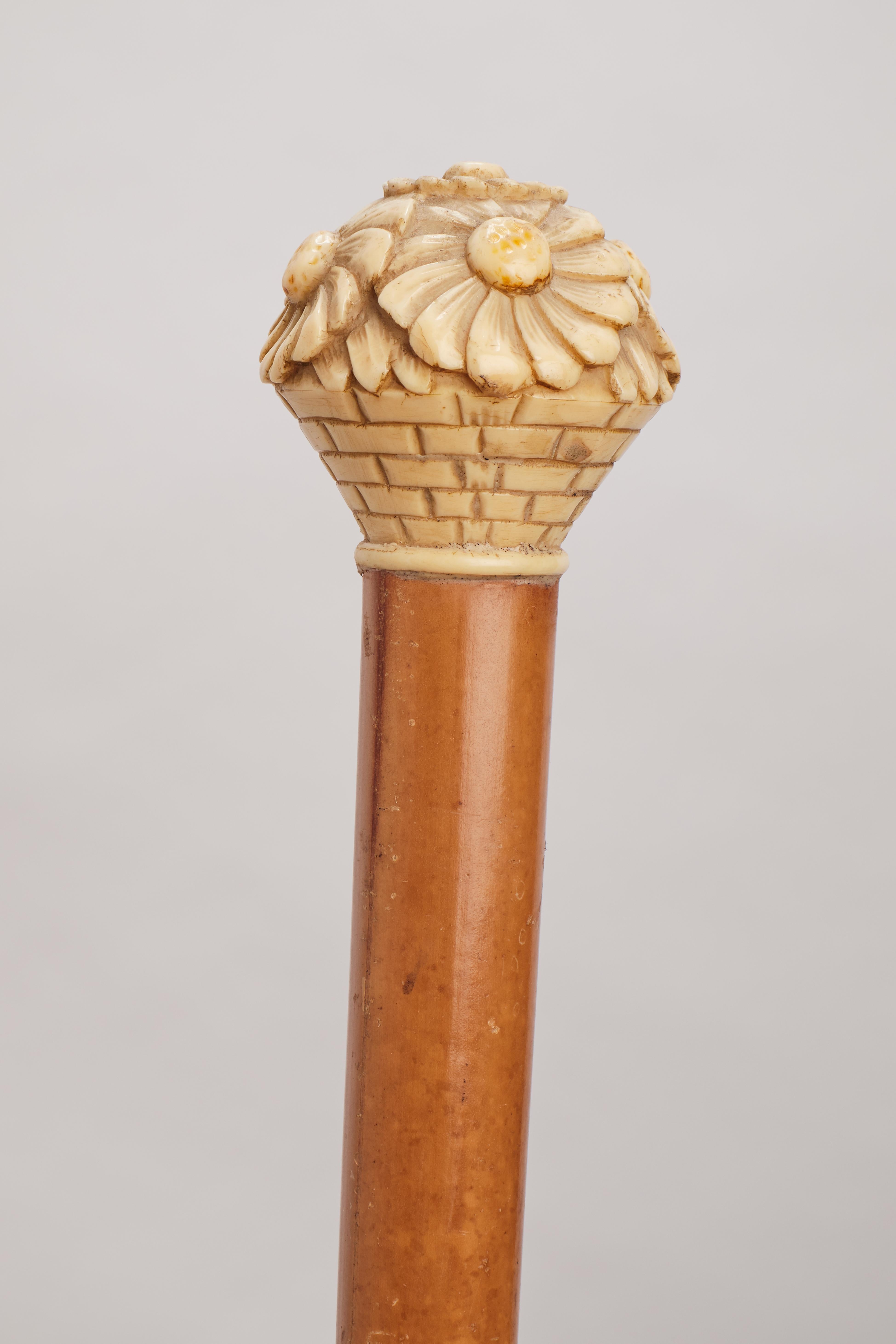 Bastón con mango de marfil que representa un jarrón con margaritas, Francia 1915. Francés en venta