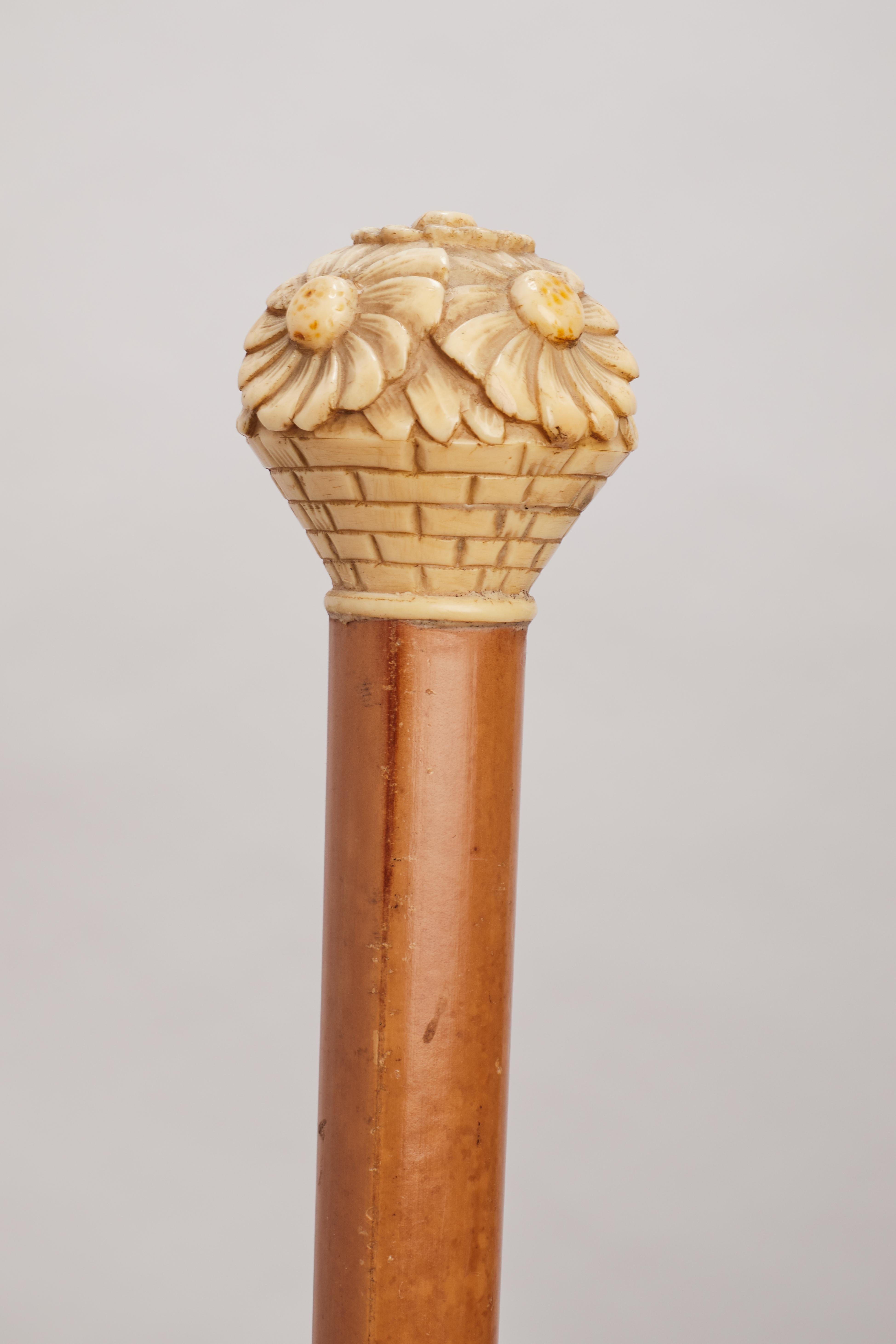 Bastón con mango de marfil que representa un jarrón con margaritas, Francia 1915. en Bueno estado para la venta en Milan, IT