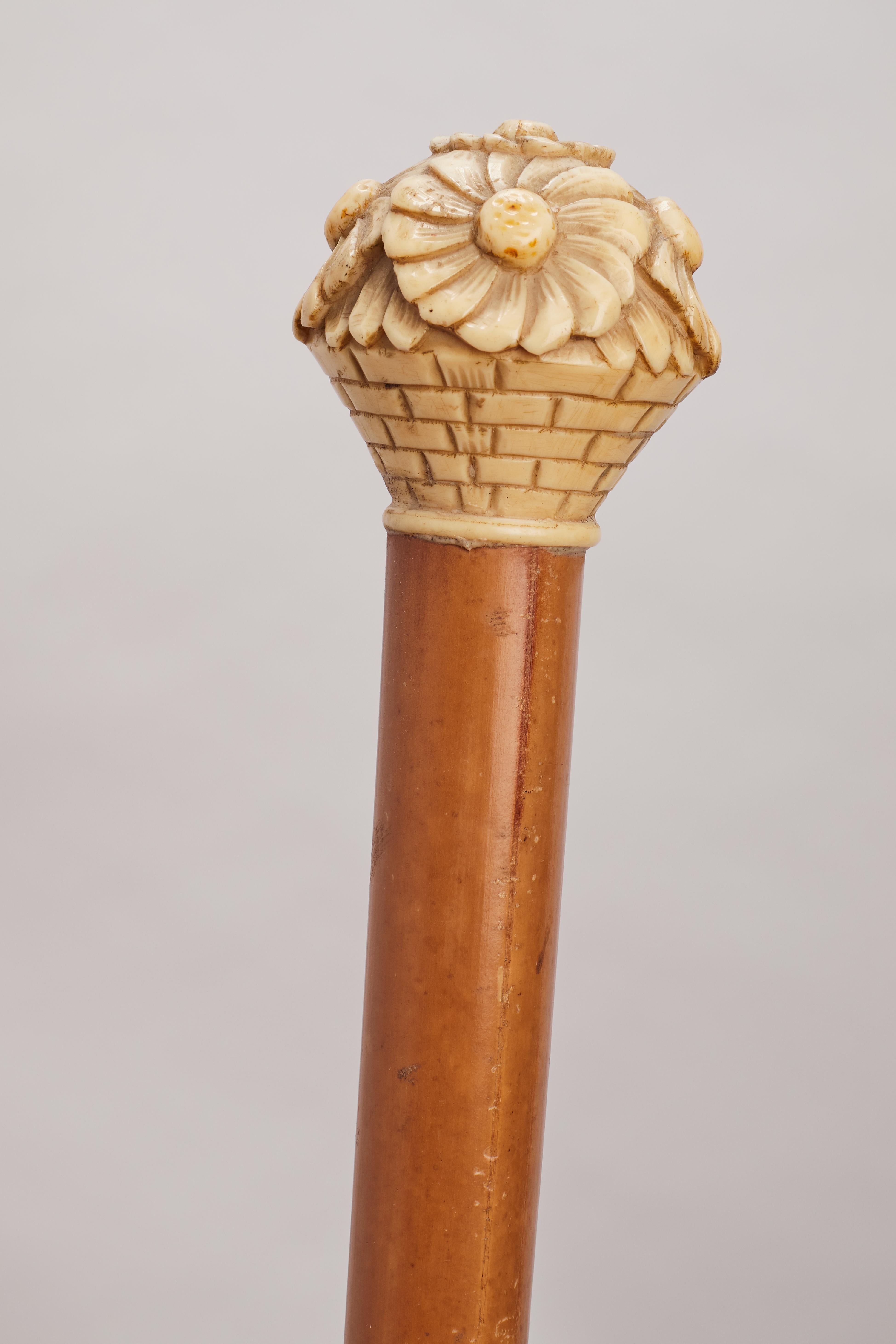 Bastón con mango de marfil que representa un jarrón con margaritas, Francia 1915. siglo XX en venta