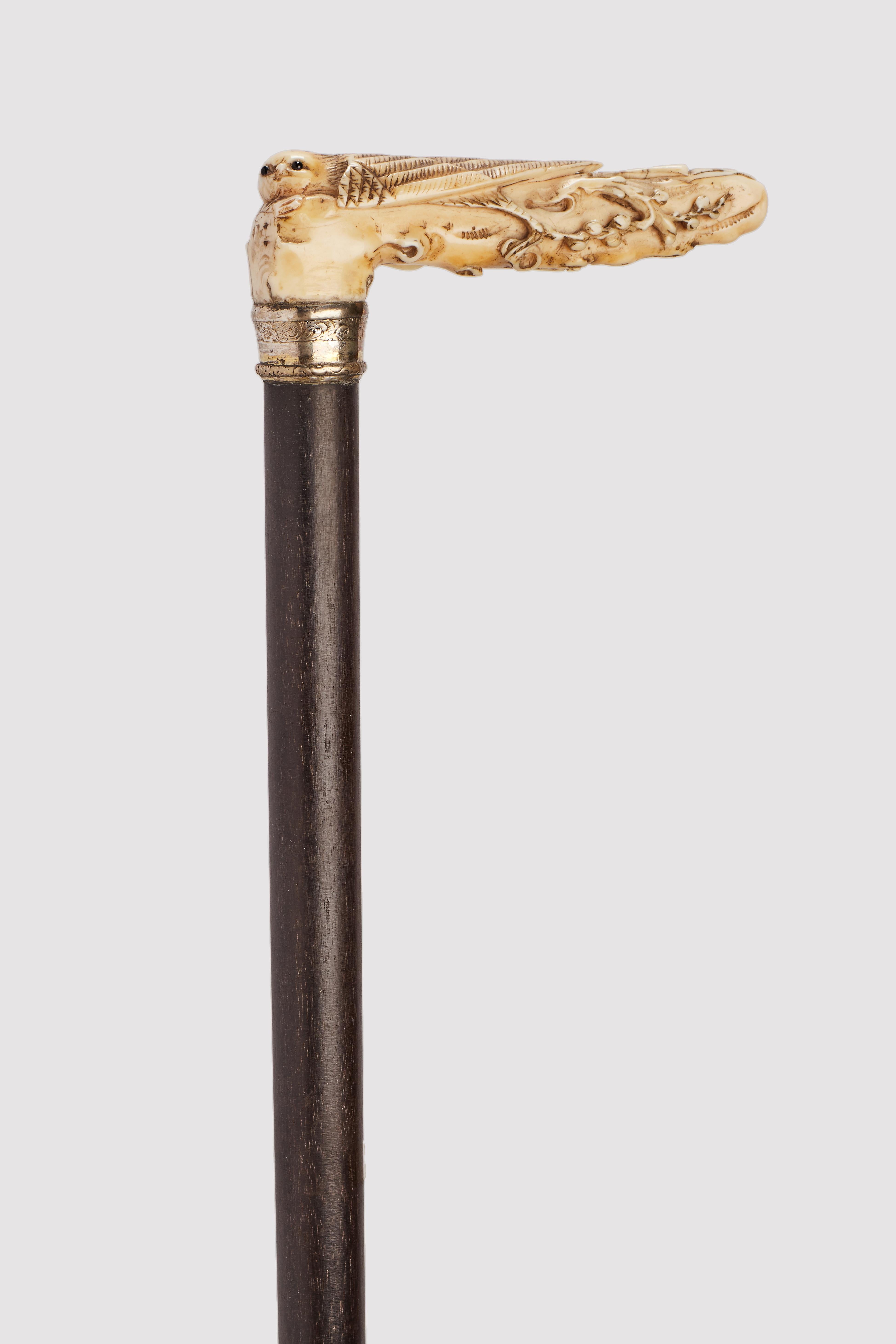 Spazierstock: Art Nouveau Elfenbein Knauf japanische Schnitzerei, die eine Eule ruht auf Zweigen von Kirschblüten. Augen in Glaspaste. Silbernes Metallband. Fass aus Ebenholz. Metallspitze. Großbritannien um 1900.