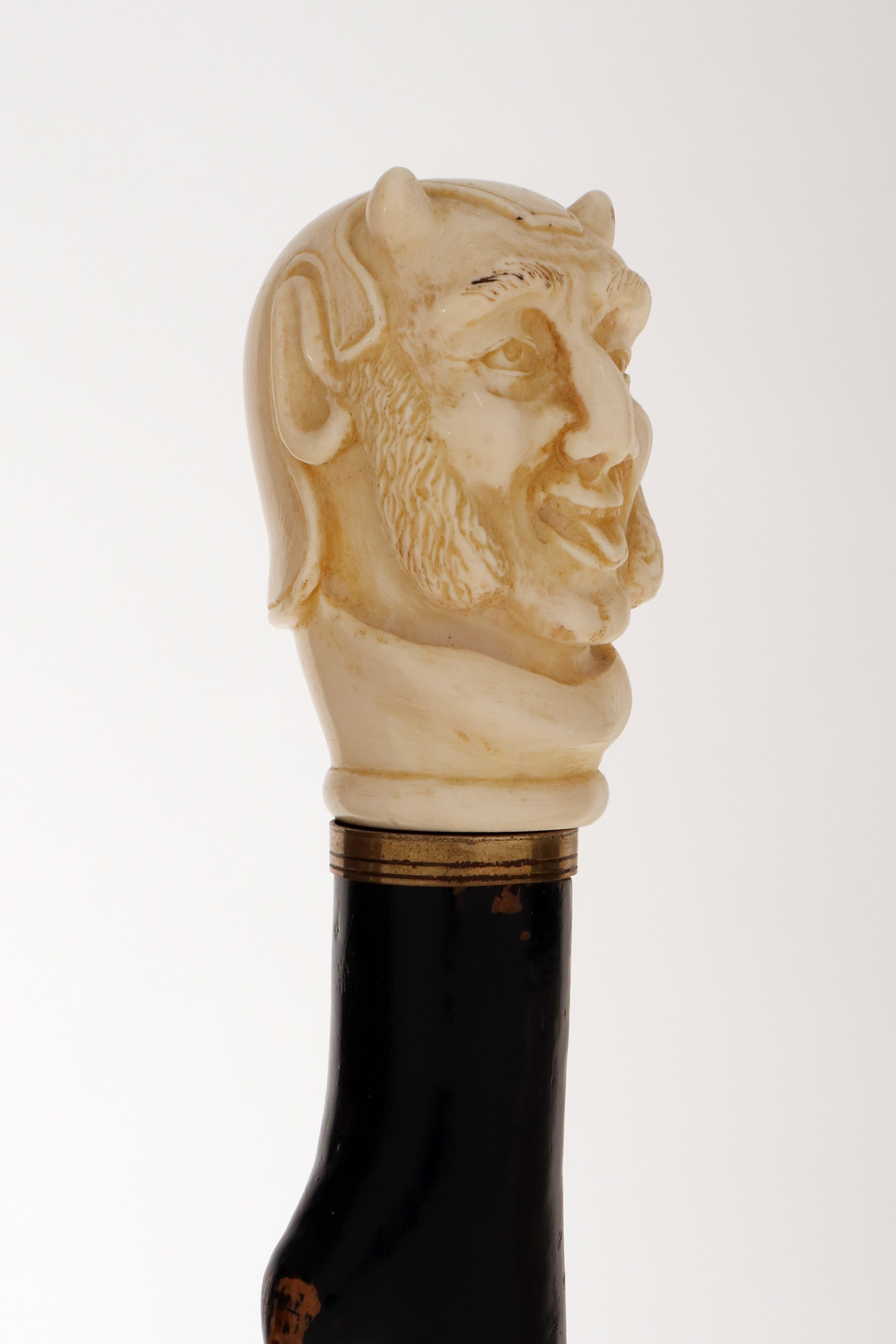 Bastón con empuñadura de marfil que representa el rostro de Mefistófeles, Inglaterra 1870. Inglés en venta