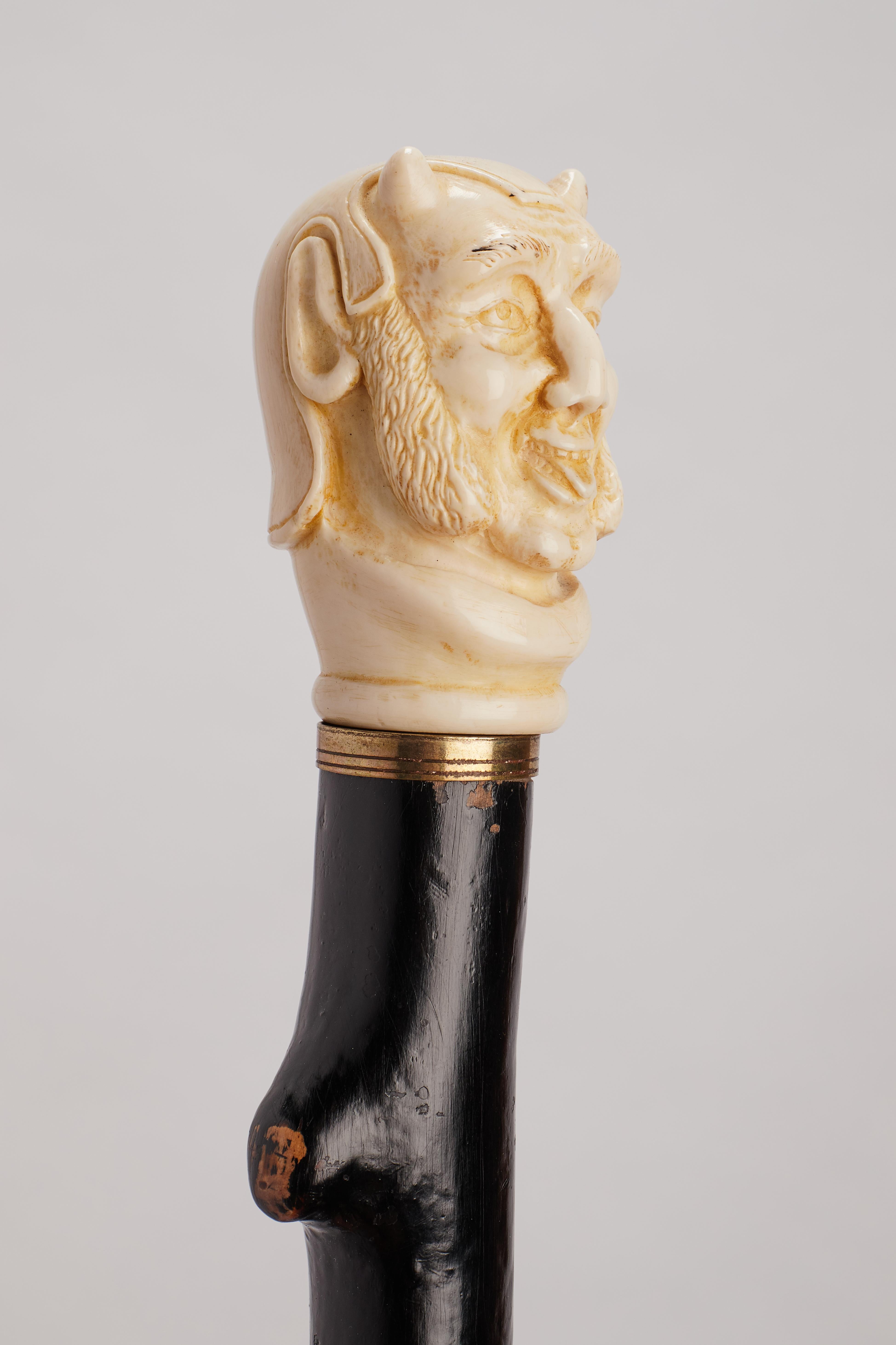 Ivory handle walking stick depicting Mephistopheles face, England 1870. In Good Condition For Sale In Milan, IT
