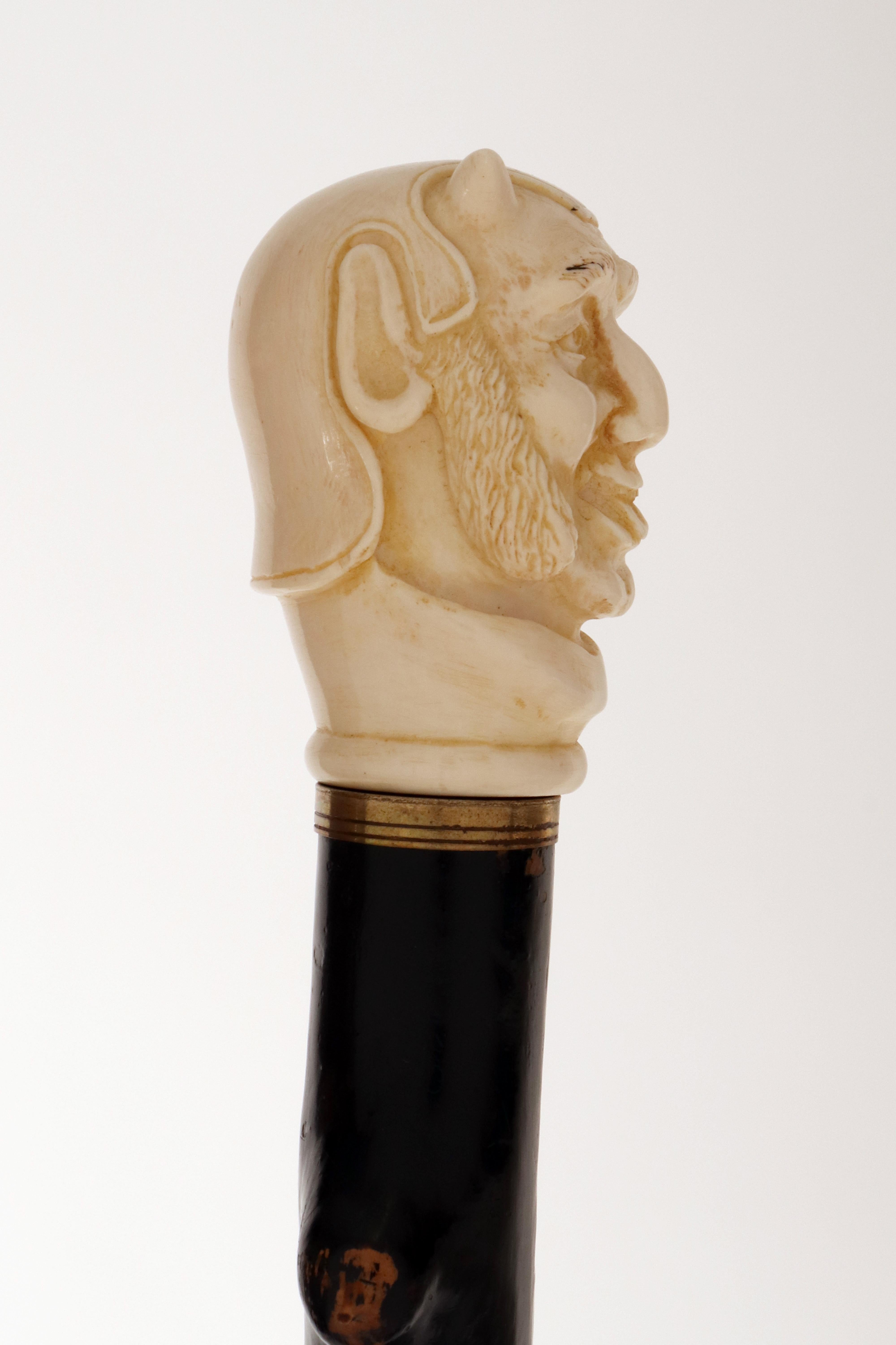 Bastón con empuñadura de marfil que representa el rostro de Mefistófeles, Inglaterra 1870. en Bueno estado para la venta en Milan, IT