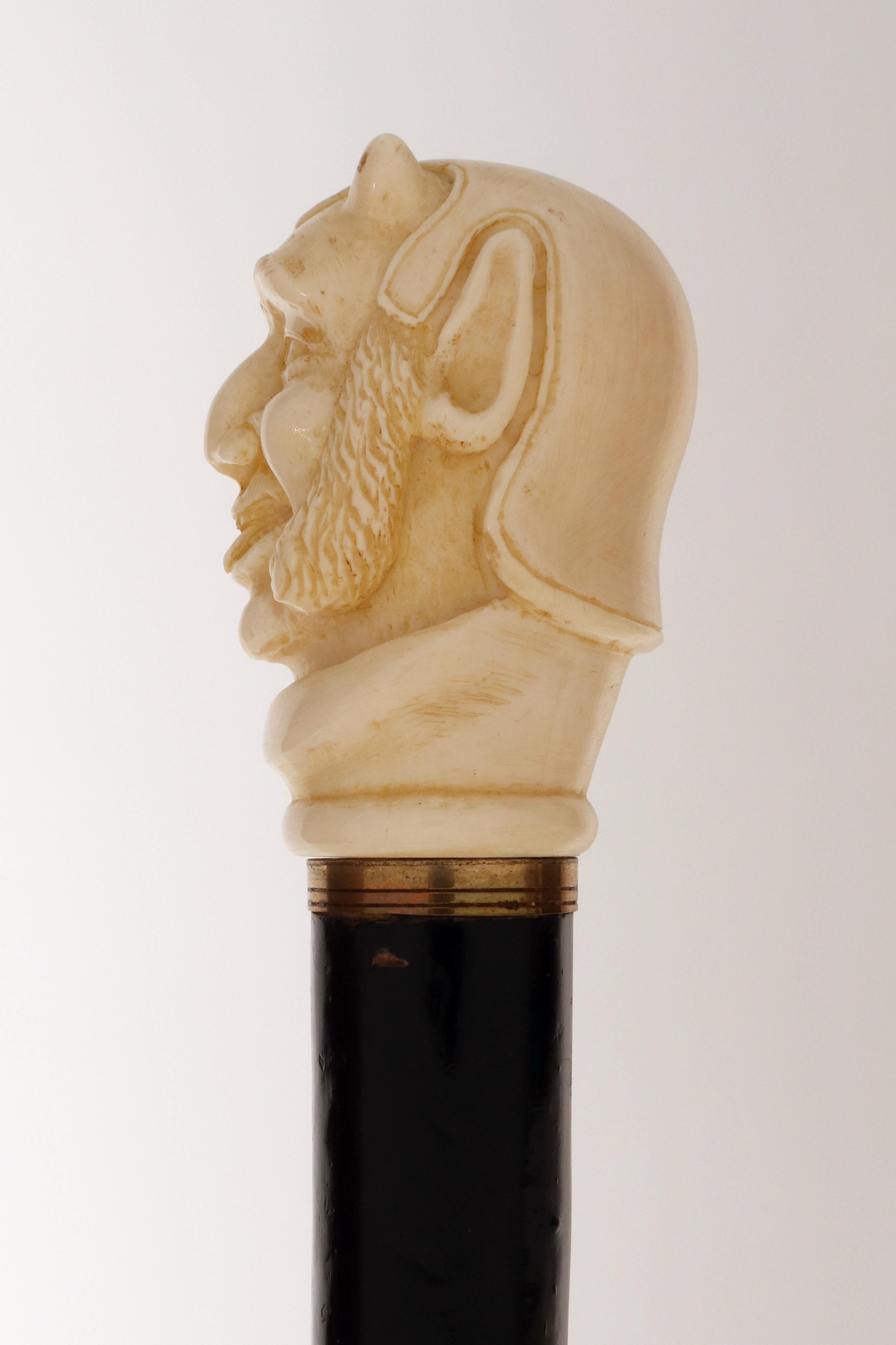 Bastón con empuñadura de marfil que representa el rostro de Mefistófeles, Inglaterra 1870. Metal en venta