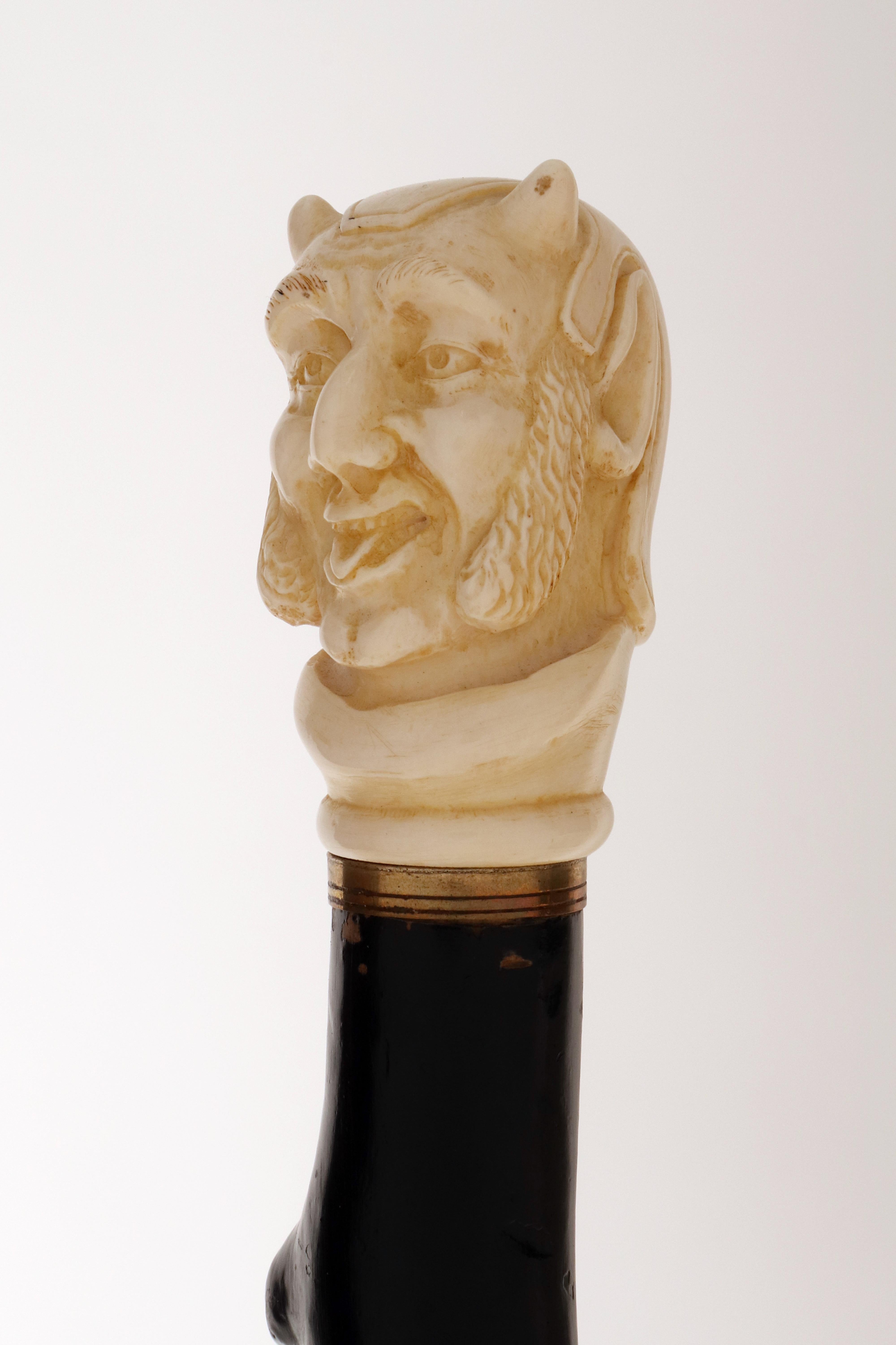Bastón con empuñadura de marfil que representa el rostro de Mefistófeles, Inglaterra 1870. en venta 1