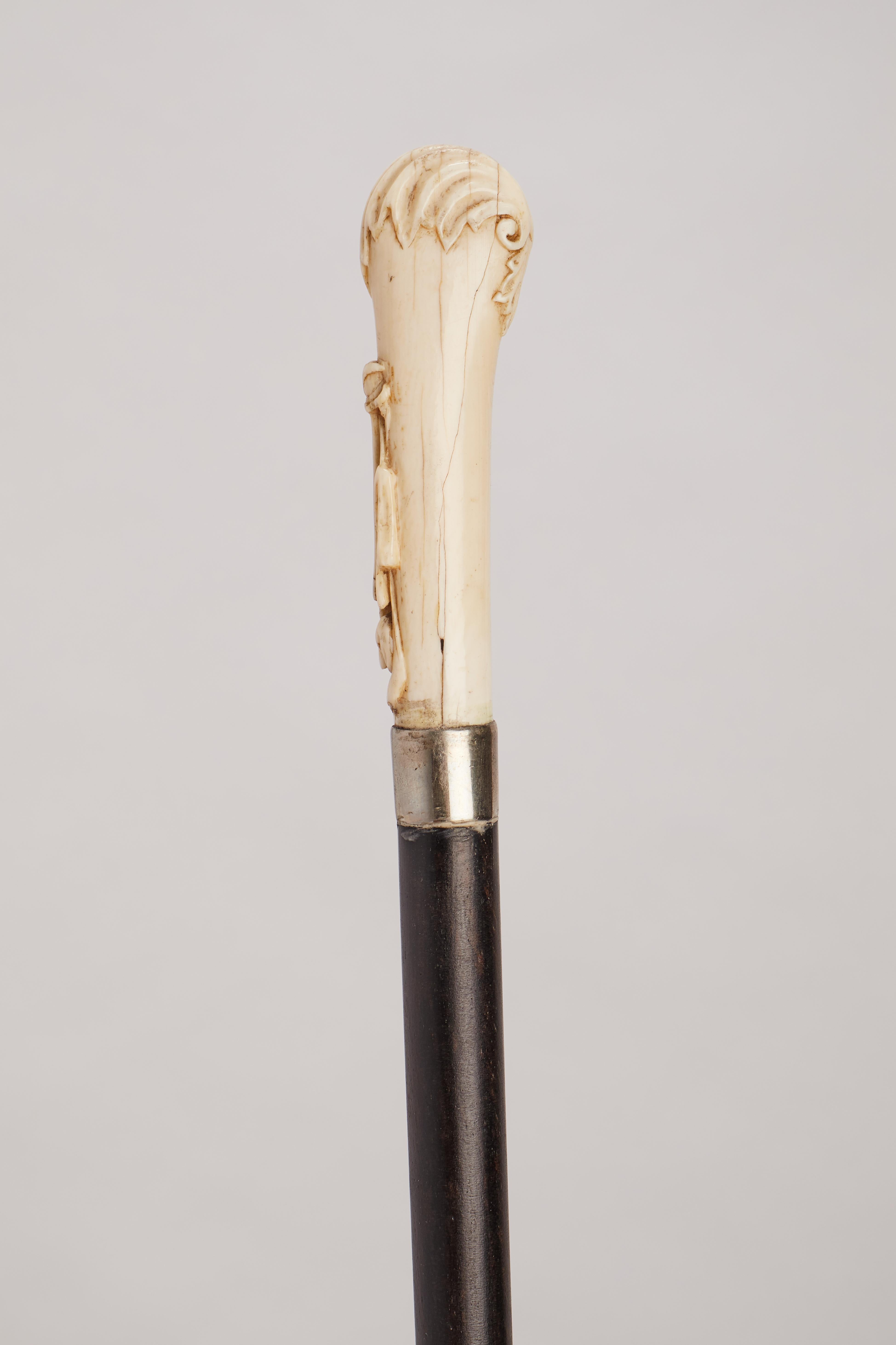 Cette canne à manche ivoire représente un fusil, un sac de chasse et un chien, Autriche 1880 Bon état - En vente à Milan, IT