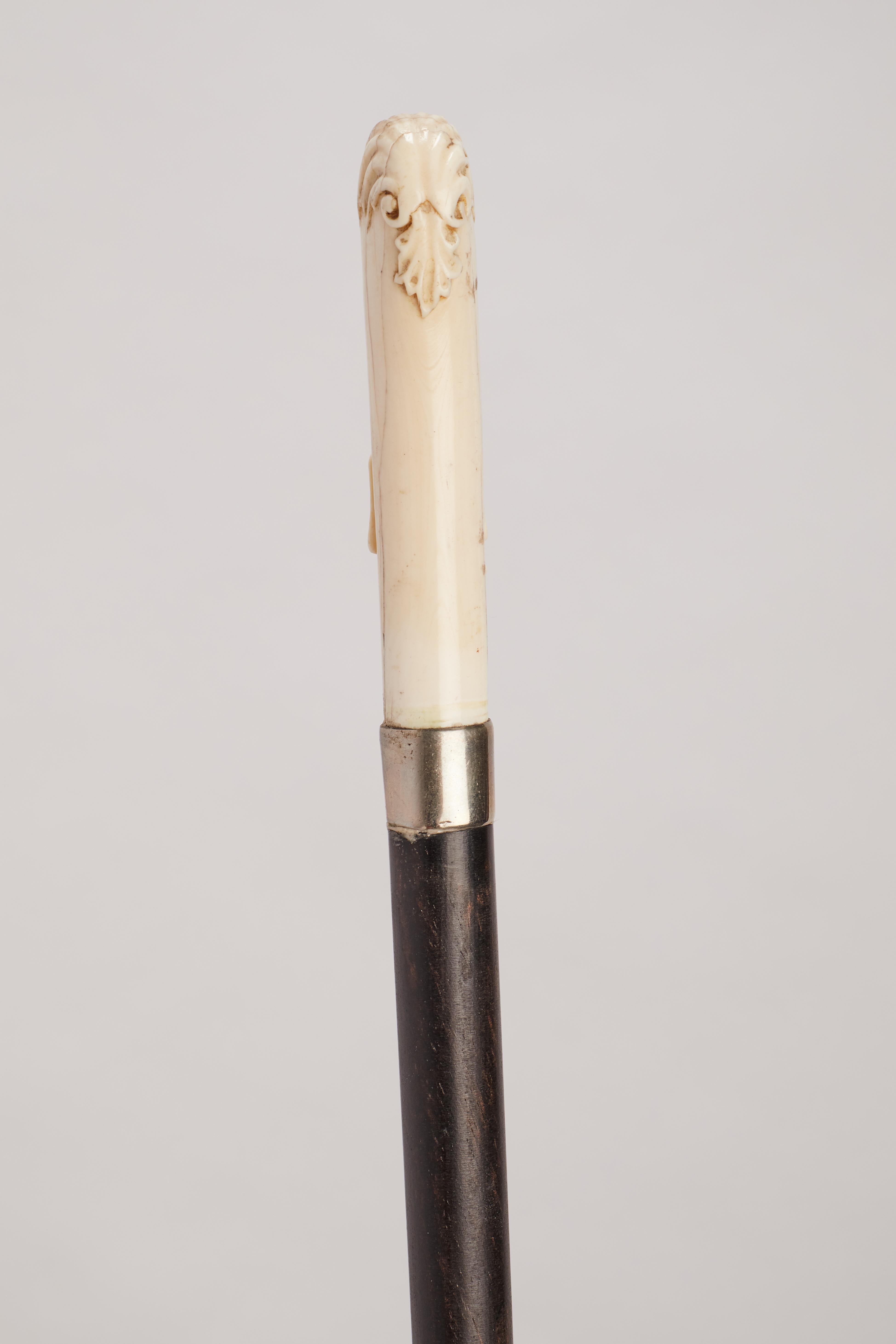 XIXe siècle Cette canne à manche ivoire représente un fusil, un sac de chasse et un chien, Autriche 1880 en vente